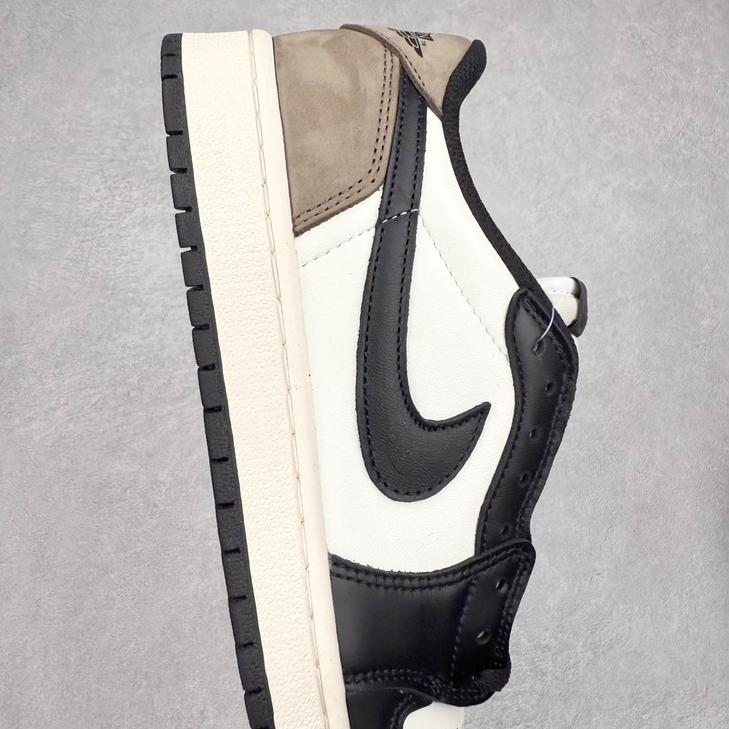 图片[6]-＃TG特价福利 TS x Air Jordan AJ1 Low 倒钩低帮联名配色 性价比批次 原盒原配 大厂出品 原厂楦头纸板数据开发 鞋型公整不松垮 采购头层皮料冲裁 高整洁度 上脚原汁原味的公司货既视感 原底独立模具 中底四线拉帮完美走线 原模大底咬花 实拍调校N版已经零色差零失真 百分百还原实物色彩所见即所得 不存在货不对板色差等低级问题 选购参考实物拍摄 不混卖不参货 只用心做好货严格选品 承诺混一赔十 尺码：36 36.5 37.5 38 38.5 39 40 40.5 41 42 42.5 43 44 44.5 45 46 47.5-选品中心