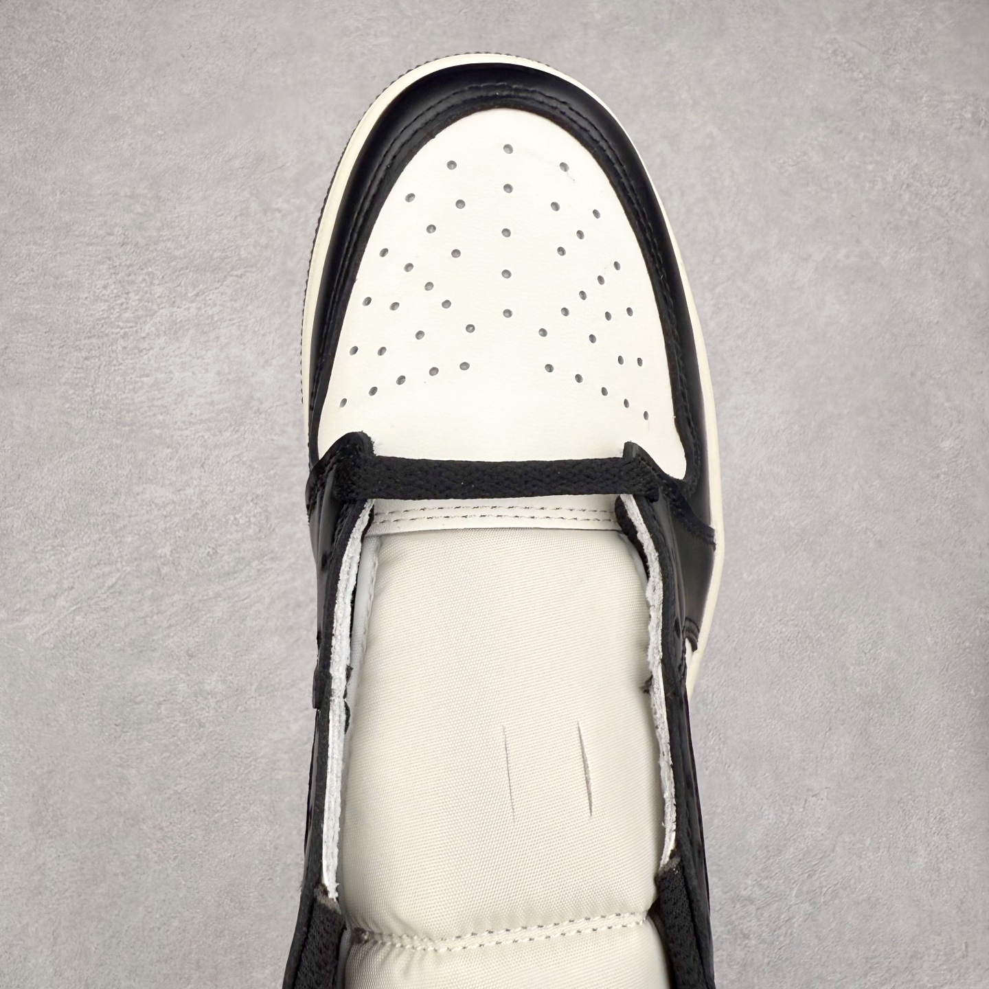 图片[4]-＃TG特价福利 TS x Air Jordan AJ1 Low 倒钩低帮联名配色 性价比批次 原盒原配 大厂出品 原厂楦头纸板数据开发 鞋型公整不松垮 采购头层皮料冲裁 高整洁度 上脚原汁原味的公司货既视感 原底独立模具 中底四线拉帮完美走线 原模大底咬花 实拍调校N版已经零色差零失真 百分百还原实物色彩所见即所得 不存在货不对板色差等低级问题 选购参考实物拍摄 不混卖不参货 只用心做好货严格选品 承诺混一赔十 尺码：36 36.5 37.5 38 38.5 39 40 40.5 41 42 42.5 43 44 44.5 45 46 47.5-选品中心