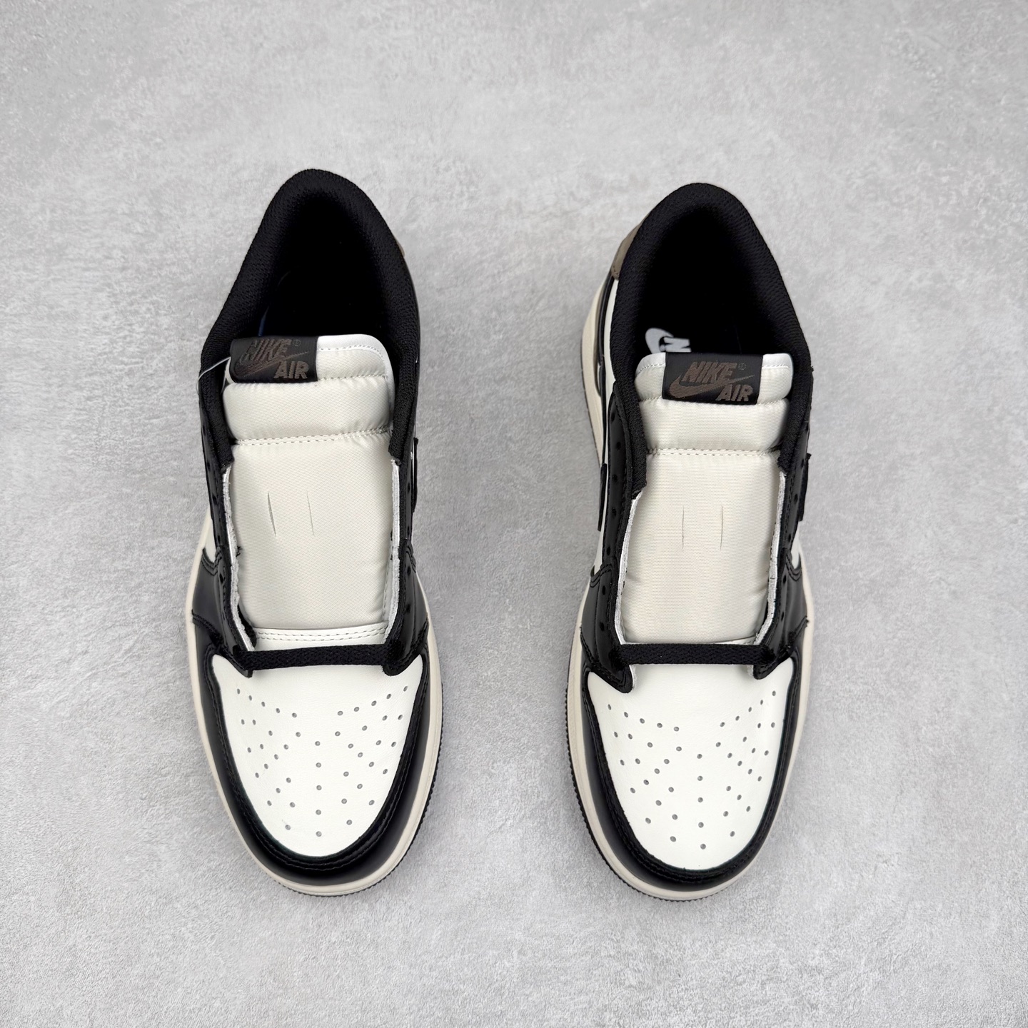 图片[2]-＃TG特价福利 TS x Air Jordan AJ1 Low 倒钩低帮联名配色 性价比批次 原盒原配 大厂出品 原厂楦头纸板数据开发 鞋型公整不松垮 采购头层皮料冲裁 高整洁度 上脚原汁原味的公司货既视感 原底独立模具 中底四线拉帮完美走线 原模大底咬花 实拍调校N版已经零色差零失真 百分百还原实物色彩所见即所得 不存在货不对板色差等低级问题 选购参考实物拍摄 不混卖不参货 只用心做好货严格选品 承诺混一赔十 尺码：36 36.5 37.5 38 38.5 39 40 40.5 41 42 42.5 43 44 44.5 45 46 47.5-选品中心