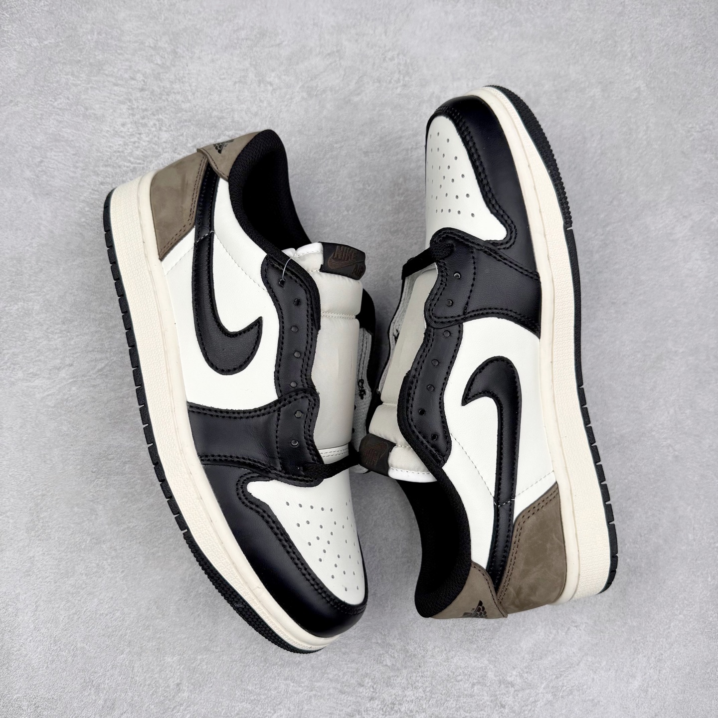 图片[3]-＃TG特价福利 TS x Air Jordan AJ1 Low 倒钩低帮联名配色 性价比批次 原盒原配 大厂出品 原厂楦头纸板数据开发 鞋型公整不松垮 采购头层皮料冲裁 高整洁度 上脚原汁原味的公司货既视感 原底独立模具 中底四线拉帮完美走线 原模大底咬花 实拍调校N版已经零色差零失真 百分百还原实物色彩所见即所得 不存在货不对板色差等低级问题 选购参考实物拍摄 不混卖不参货 只用心做好货严格选品 承诺混一赔十 尺码：36 36.5 37.5 38 38.5 39 40 40.5 41 42 42.5 43 44 44.5 45 46 47.5-选品中心