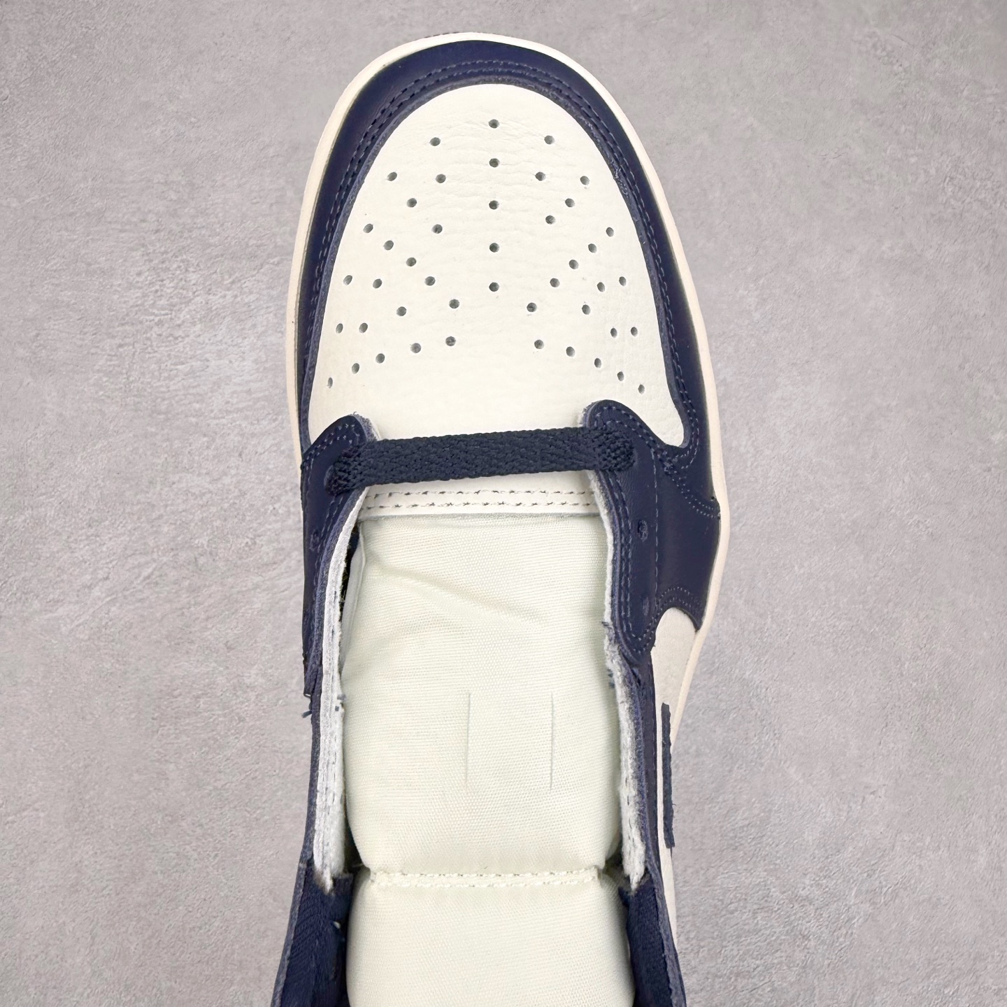 图片[4]-＃TG特价福利 TS x Air Jordan AJ1 Low 倒钩低帮联名配色 性价比批次 原盒原配 大厂出品 原厂楦头纸板数据开发 鞋型公整不松垮 采购头层皮料冲裁 高整洁度 上脚原汁原味的公司货既视感 原底独立模具 中底四线拉帮完美走线 原模大底咬花 实拍调校N版已经零色差零失真 百分百还原实物色彩所见即所得 不存在货不对板色差等低级问题 选购参考实物拍摄 不混卖不参货 只用心做好货严格选品 承诺混一赔十 尺码：36 36.5 37.5 38 38.5 39 40 40.5 41 42 42.5 43 44 44.5 45 46 47.5-选品中心