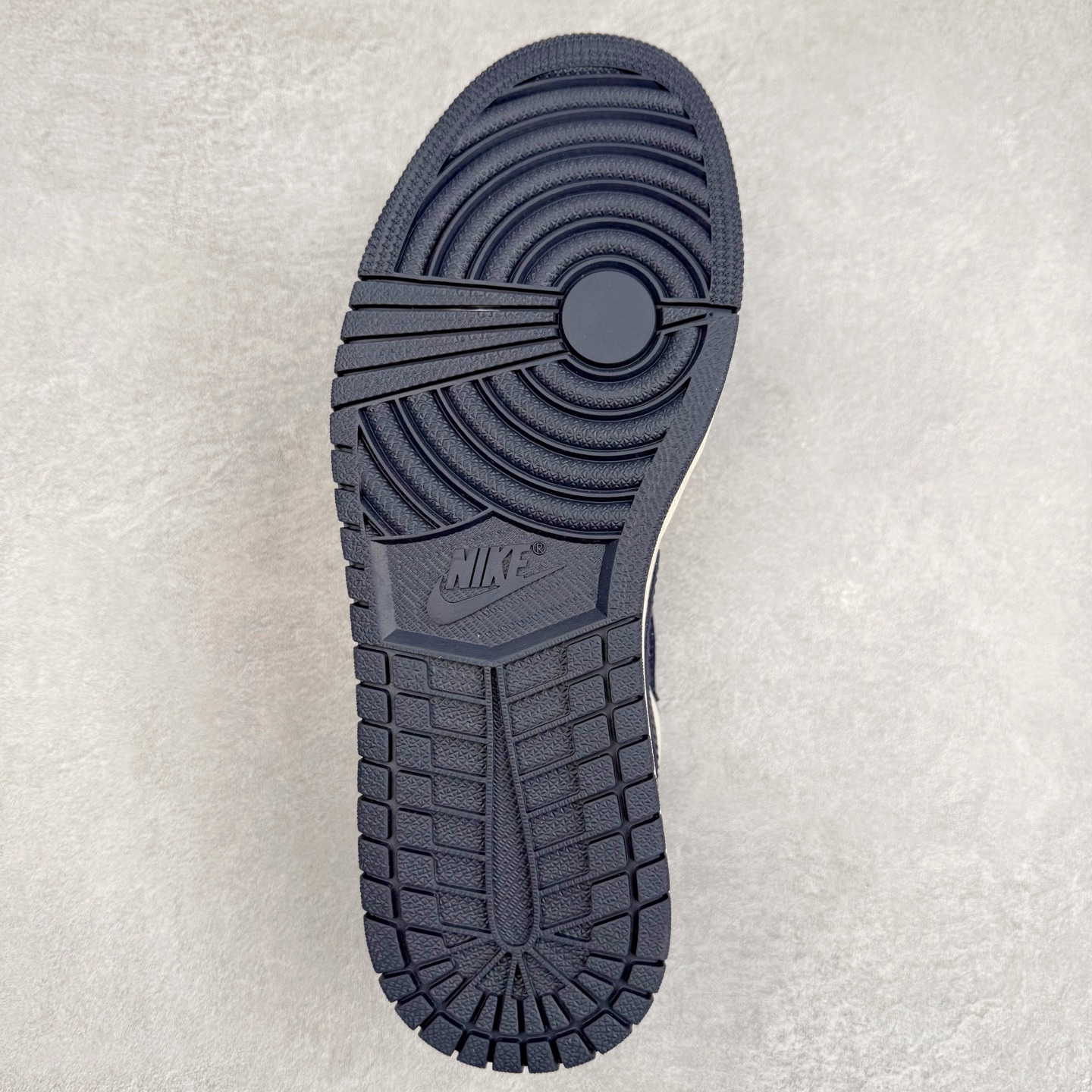 图片[9]-＃TG特价福利 TS x Air Jordan AJ1 Low 倒钩低帮联名配色 性价比批次 原盒原配 大厂出品 原厂楦头纸板数据开发 鞋型公整不松垮 采购头层皮料冲裁 高整洁度 上脚原汁原味的公司货既视感 原底独立模具 中底四线拉帮完美走线 原模大底咬花 实拍调校N版已经零色差零失真 百分百还原实物色彩所见即所得 不存在货不对板色差等低级问题 选购参考实物拍摄 不混卖不参货 只用心做好货严格选品 承诺混一赔十 尺码：36 36.5 37.5 38 38.5 39 40 40.5 41 42 42.5 43 44 44.5 45 46 47.5-选品中心