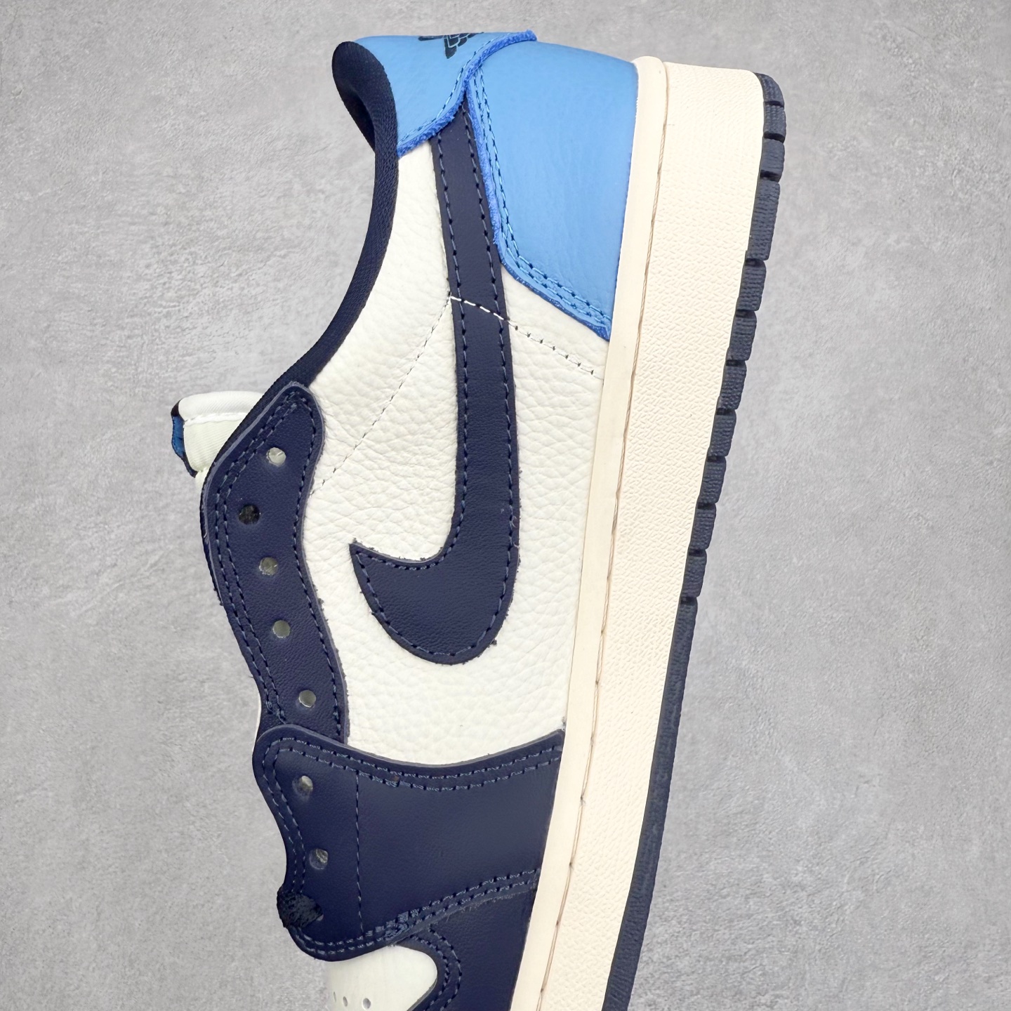 图片[7]-＃TG特价福利 TS x Air Jordan AJ1 Low 倒钩低帮联名配色 性价比批次 原盒原配 大厂出品 原厂楦头纸板数据开发 鞋型公整不松垮 采购头层皮料冲裁 高整洁度 上脚原汁原味的公司货既视感 原底独立模具 中底四线拉帮完美走线 原模大底咬花 实拍调校N版已经零色差零失真 百分百还原实物色彩所见即所得 不存在货不对板色差等低级问题 选购参考实物拍摄 不混卖不参货 只用心做好货严格选品 承诺混一赔十 尺码：36 36.5 37.5 38 38.5 39 40 40.5 41 42 42.5 43 44 44.5 45 46 47.5-选品中心