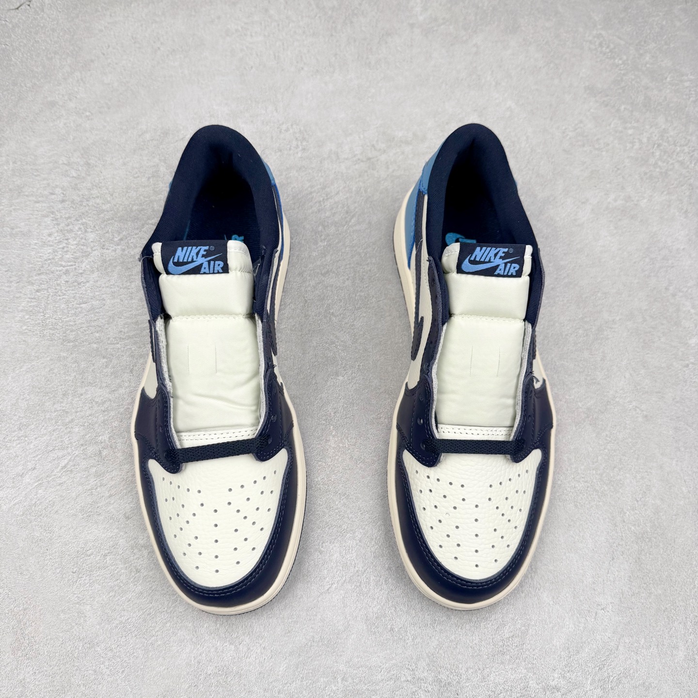 图片[2]-＃TG特价福利 TS x Air Jordan AJ1 Low 倒钩低帮联名配色 性价比批次 原盒原配 大厂出品 原厂楦头纸板数据开发 鞋型公整不松垮 采购头层皮料冲裁 高整洁度 上脚原汁原味的公司货既视感 原底独立模具 中底四线拉帮完美走线 原模大底咬花 实拍调校N版已经零色差零失真 百分百还原实物色彩所见即所得 不存在货不对板色差等低级问题 选购参考实物拍摄 不混卖不参货 只用心做好货严格选品 承诺混一赔十 尺码：36 36.5 37.5 38 38.5 39 40 40.5 41 42 42.5 43 44 44.5 45 46 47.5-选品中心