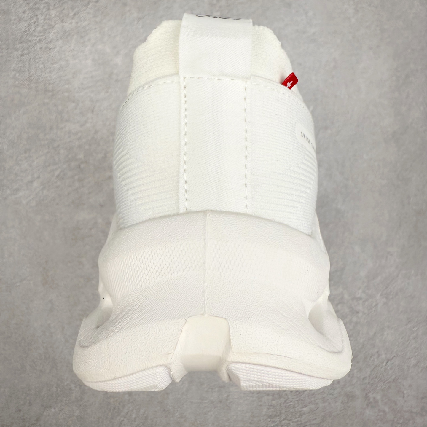 图片[8]-LOEWE x On Cloudtilt 2.0 昂跑罗意威联名 圆头系带生活休闲鞋 此运动品牌 开创于2010年 缓震着陆、强效回弹、轻柔质感的设计构思始终是ON研制关键 与此同时基于“为全球提供革新性的跑步感受”信念 陆续推出了多款跑鞋及其以专业运动人体跑步工程学为设计关键的功能性跑步服饰设备 让跑者不费力气地畅快畅跑 尺码：36 36.5 37.5 38 38.5 39 40 40.5 41 42 42.5 43 44 44.5 45-选品中心