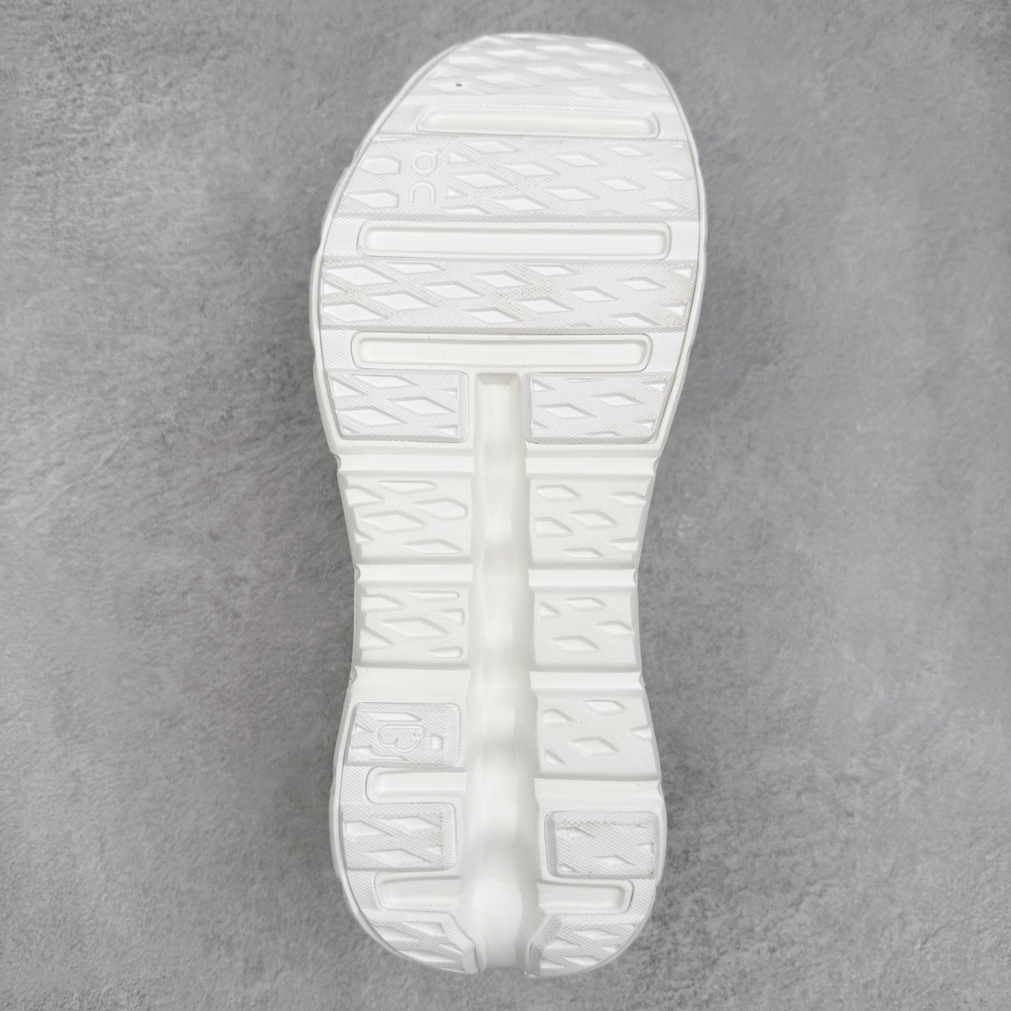 图片[9]-LOEWE x On Cloudtilt 2.0 昂跑罗意威联名 圆头系带生活休闲鞋 此运动品牌 开创于2010年 缓震着陆、强效回弹、轻柔质感的设计构思始终是ON研制关键 与此同时基于“为全球提供革新性的跑步感受”信念 陆续推出了多款跑鞋及其以专业运动人体跑步工程学为设计关键的功能性跑步服饰设备 让跑者不费力气地畅快畅跑 尺码：36 36.5 37.5 38 38.5 39 40 40.5 41 42 42.5 43 44 44.5 45-选品中心