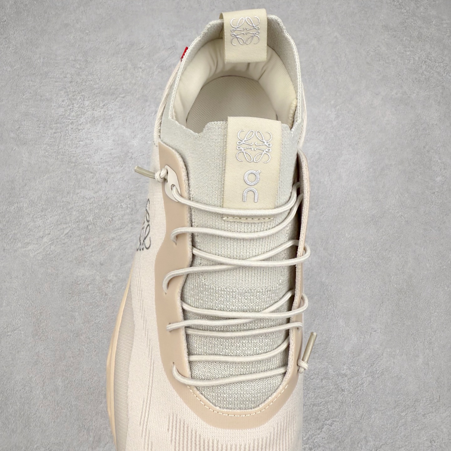 图片[5]-LOEWE x On Cloudtilt 2.0 昂跑罗意威联名 圆头系带生活休闲鞋 此运动品牌 开创于2010年 缓震着陆、强效回弹、轻柔质感的设计构思始终是ON研制关键 与此同时基于“为全球提供革新性的跑步感受”信念 陆续推出了多款跑鞋及其以专业运动人体跑步工程学为设计关键的功能性跑步服饰设备 让跑者不费力气地畅快畅跑 尺码：36 36.5 37.5 38 38.5 39 40 40.5 41 42 42.5 43 44 44.5 45-选品中心