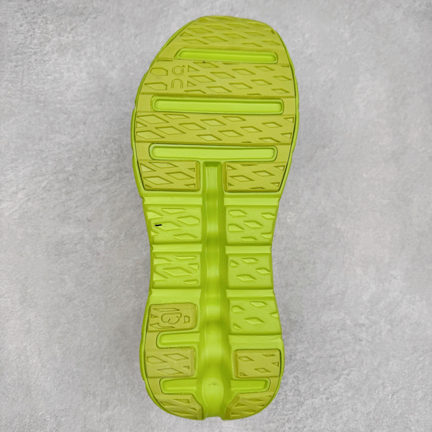 图片[9]-LOEWE x On Cloudtilt 2.0 昂跑罗意威联名 圆头系带生活休闲鞋 此运动品牌 开创于2010年 缓震着陆、强效回弹、轻柔质感的设计构思始终是ON研制关键 与此同时基于“为全球提供革新性的跑步感受”信念 陆续推出了多款跑鞋及其以专业运动人体跑步工程学为设计关键的功能性跑步服饰设备 让跑者不费力气地畅快畅跑 尺码：36 36.5 37.5 38 38.5 39 40 40.5 41 42 42.5 43 44 44.5 45-选品中心