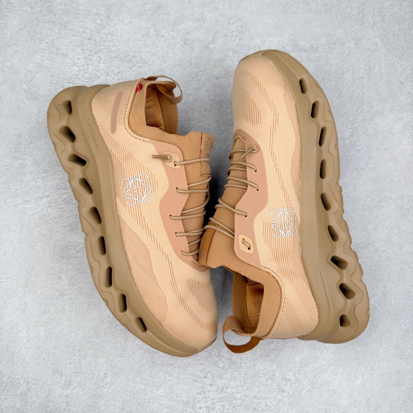 图片[3]-LOEWE x On Cloudtilt 2.0 昂跑罗意威联名 圆头系带生活休闲鞋 此运动品牌 开创于2010年 缓震着陆、强效回弹、轻柔质感的设计构思始终是ON研制关键 与此同时基于“为全球提供革新性的跑步感受”信念 陆续推出了多款跑鞋及其以专业运动人体跑步工程学为设计关键的功能性跑步服饰设备 让跑者不费力气地畅快畅跑 尺码：36 36.5 37.5 38 38.5 39 40 40.5 41 42 42.5 43 44 44.5 45-选品中心