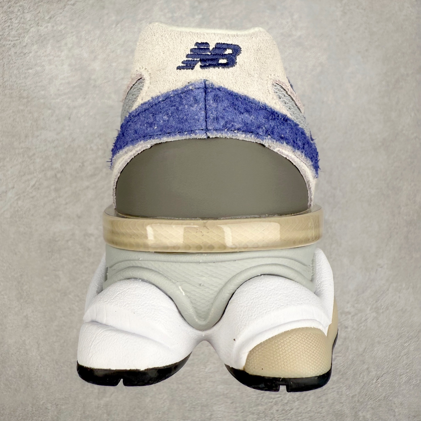 图片[8]-New Balance NB9060 复古运动鞋 新百伦又带来了新鞋型 并且是与芝加哥街头品牌 Joe Freshgoods 的联名款 鞋身主体采用了类似 990 系列的设计风格 与传统复古慢跑鞋区别不大 最大的变化就是鞋底部分 在传统设计的中底外层 增加了多个分区的模块 圆润的线条设计与我们熟悉的 New Balance 风格截然不同 但与同样充满弧形线条的鞋面搭配 看起来毫无违和感 尺码：36-45-选品中心