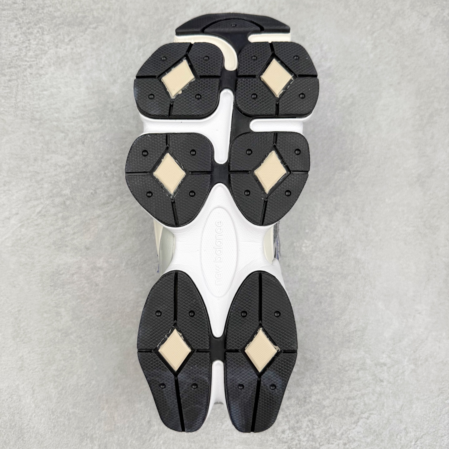 图片[9]-New Balance NB9060 复古运动鞋 新百伦又带来了新鞋型 并且是与芝加哥街头品牌 Joe Freshgoods 的联名款 鞋身主体采用了类似 990 系列的设计风格 与传统复古慢跑鞋区别不大 最大的变化就是鞋底部分 在传统设计的中底外层 增加了多个分区的模块 圆润的线条设计与我们熟悉的 New Balance 风格截然不同 但与同样充满弧形线条的鞋面搭配 看起来毫无违和感 尺码：36-45-选品中心