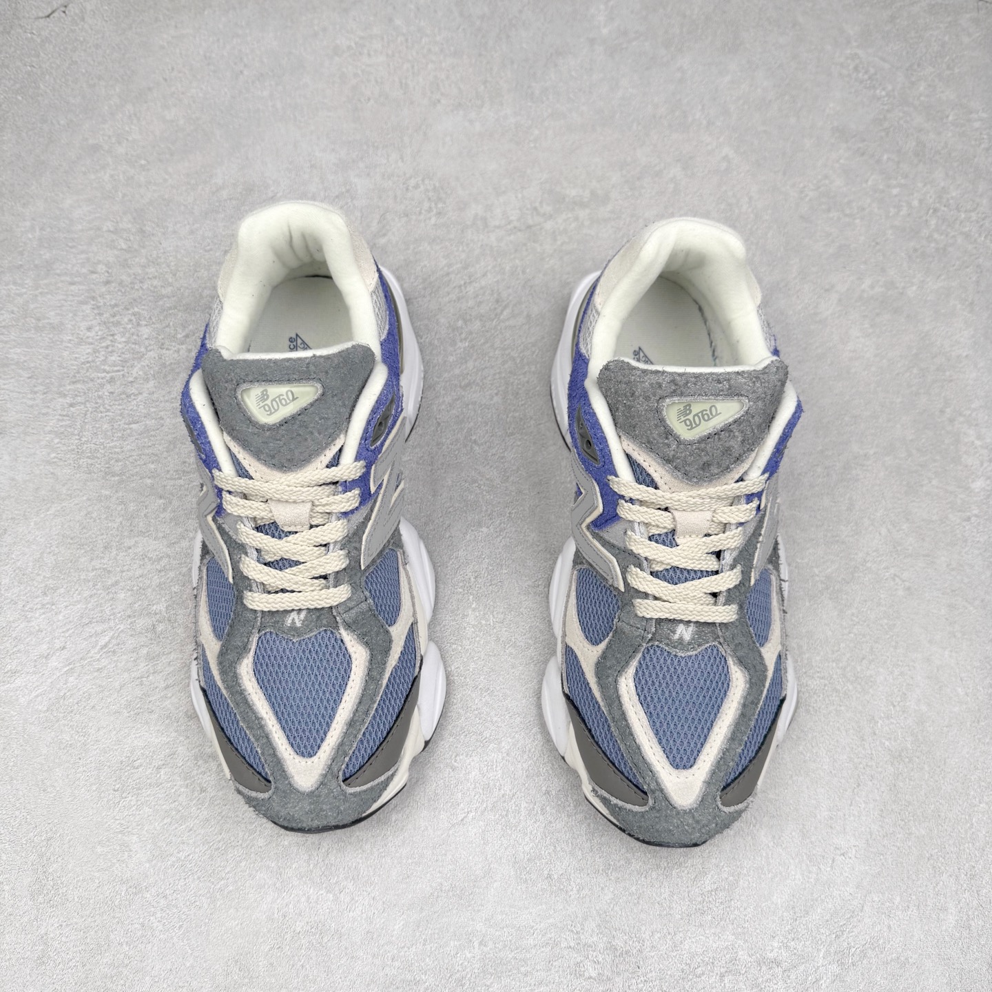 图片[2]-New Balance NB9060 复古运动鞋 新百伦又带来了新鞋型 并且是与芝加哥街头品牌 Joe Freshgoods 的联名款 鞋身主体采用了类似 990 系列的设计风格 与传统复古慢跑鞋区别不大 最大的变化就是鞋底部分 在传统设计的中底外层 增加了多个分区的模块 圆润的线条设计与我们熟悉的 New Balance 风格截然不同 但与同样充满弧形线条的鞋面搭配 看起来毫无违和感 尺码：36-45-选品中心