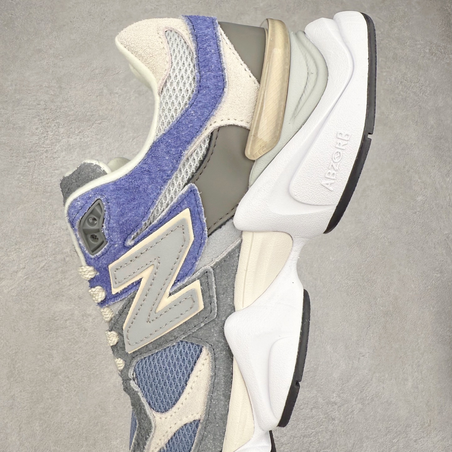 图片[7]-New Balance NB9060 复古运动鞋 新百伦又带来了新鞋型 并且是与芝加哥街头品牌 Joe Freshgoods 的联名款 鞋身主体采用了类似 990 系列的设计风格 与传统复古慢跑鞋区别不大 最大的变化就是鞋底部分 在传统设计的中底外层 增加了多个分区的模块 圆润的线条设计与我们熟悉的 New Balance 风格截然不同 但与同样充满弧形线条的鞋面搭配 看起来毫无违和感 尺码：36-45-选品中心
