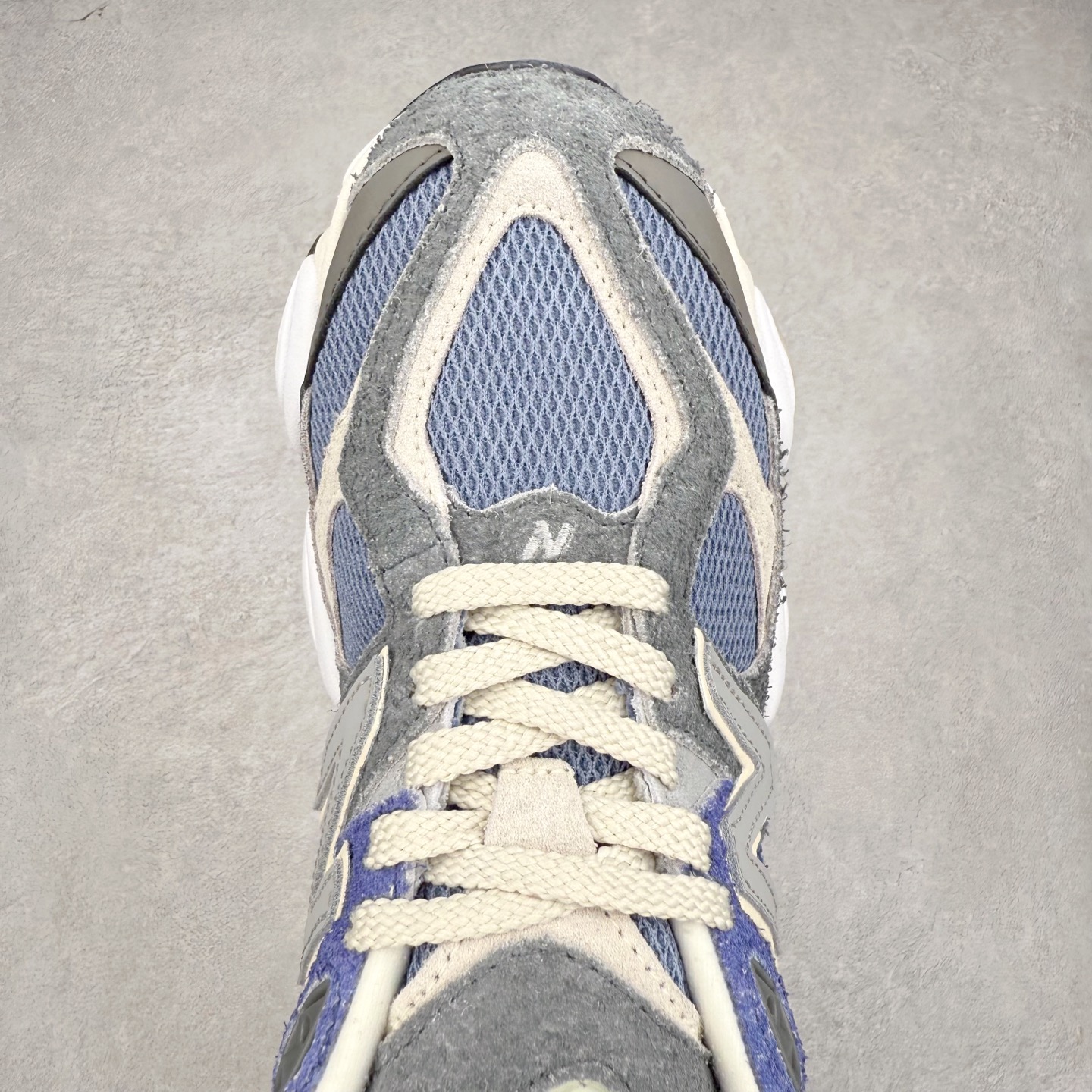 图片[4]-New Balance NB9060 复古运动鞋 新百伦又带来了新鞋型 并且是与芝加哥街头品牌 Joe Freshgoods 的联名款 鞋身主体采用了类似 990 系列的设计风格 与传统复古慢跑鞋区别不大 最大的变化就是鞋底部分 在传统设计的中底外层 增加了多个分区的模块 圆润的线条设计与我们熟悉的 New Balance 风格截然不同 但与同样充满弧形线条的鞋面搭配 看起来毫无违和感 尺码：36-45-选品中心