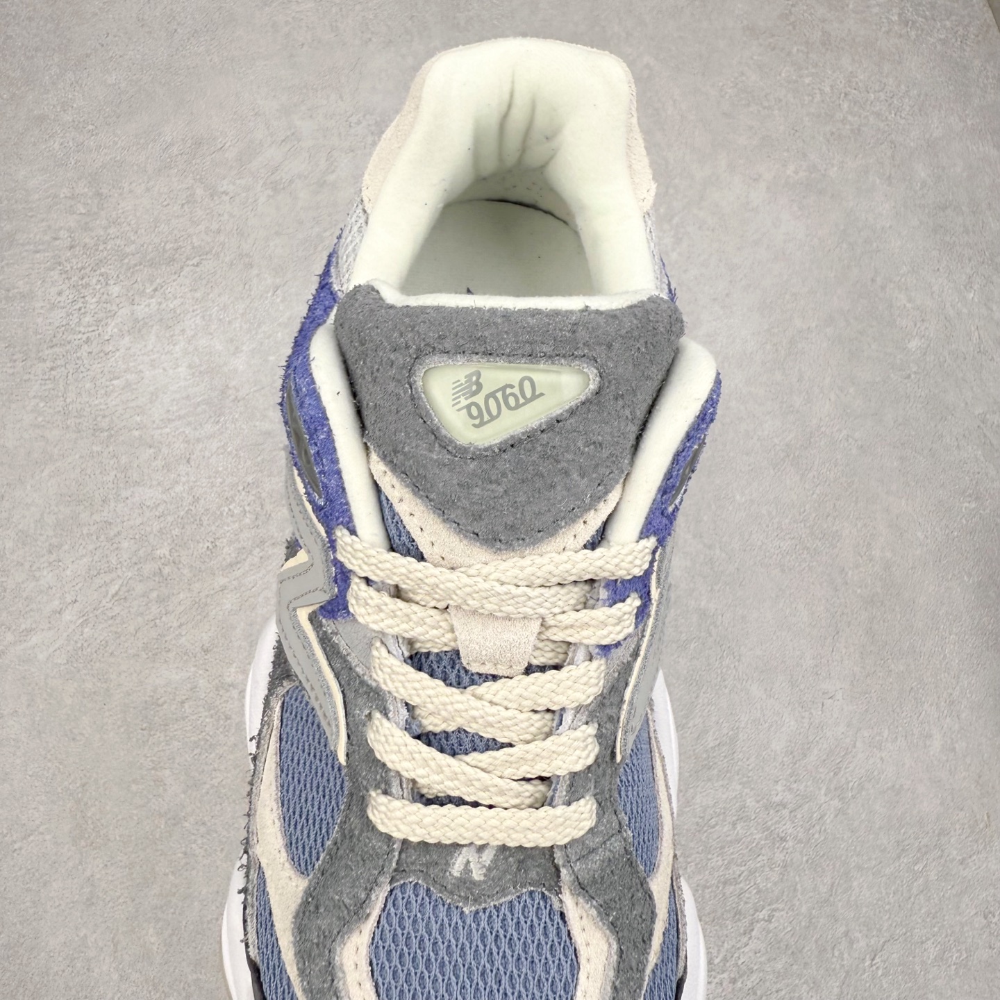 图片[5]-New Balance NB9060 复古运动鞋 新百伦又带来了新鞋型 并且是与芝加哥街头品牌 Joe Freshgoods 的联名款 鞋身主体采用了类似 990 系列的设计风格 与传统复古慢跑鞋区别不大 最大的变化就是鞋底部分 在传统设计的中底外层 增加了多个分区的模块 圆润的线条设计与我们熟悉的 New Balance 风格截然不同 但与同样充满弧形线条的鞋面搭配 看起来毫无违和感 尺码：36-45-选品中心