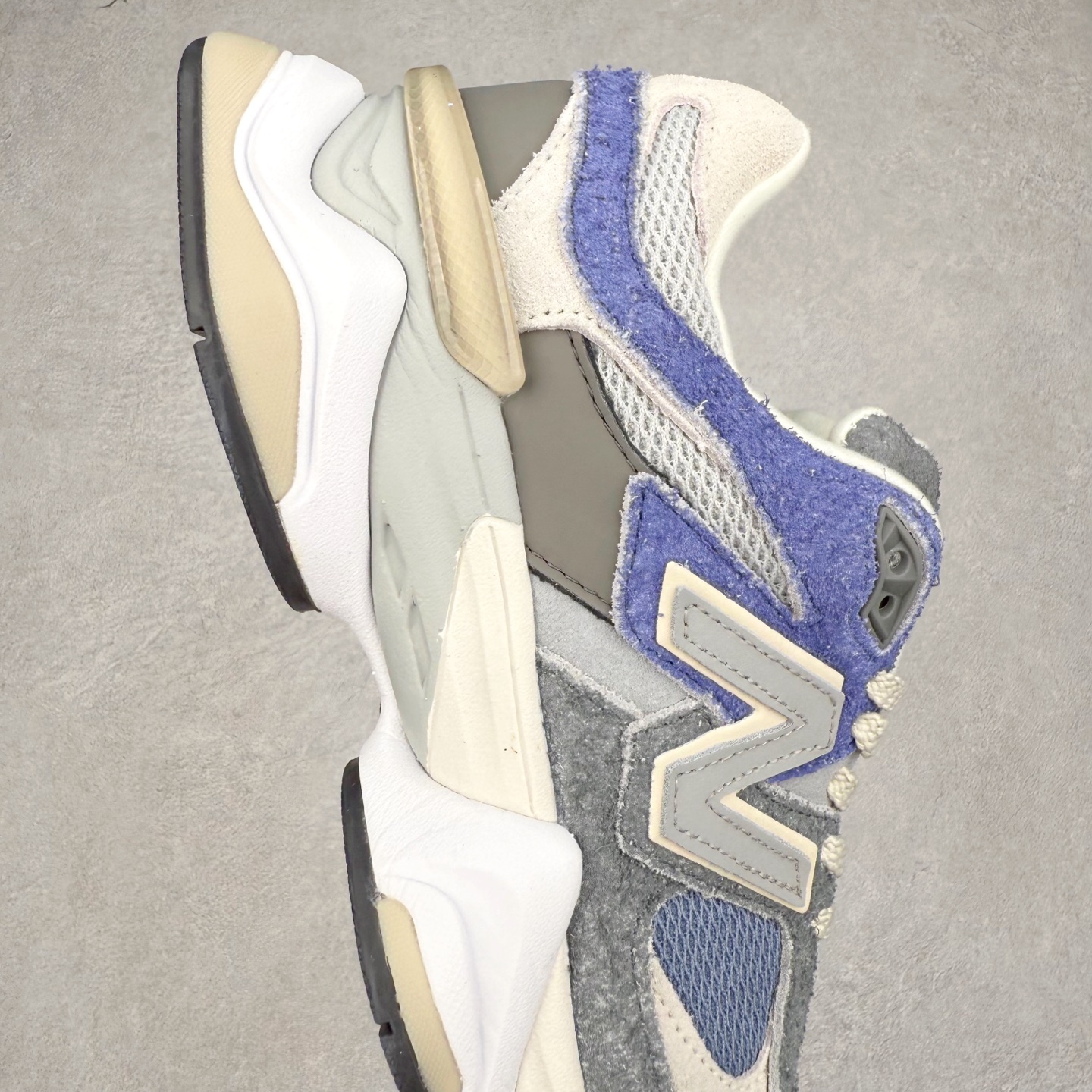 图片[6]-New Balance NB9060 复古运动鞋 新百伦又带来了新鞋型 并且是与芝加哥街头品牌 Joe Freshgoods 的联名款 鞋身主体采用了类似 990 系列的设计风格 与传统复古慢跑鞋区别不大 最大的变化就是鞋底部分 在传统设计的中底外层 增加了多个分区的模块 圆润的线条设计与我们熟悉的 New Balance 风格截然不同 但与同样充满弧形线条的鞋面搭配 看起来毫无违和感 尺码：36-45-选品中心