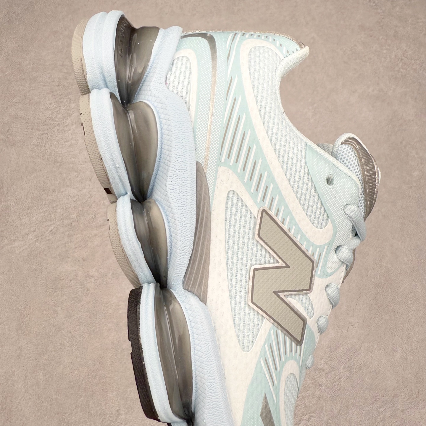 图片[6]-New Balance NB2000 舒适百搭防滑耐磨低帮 休闲跑步鞋 New Balance 在近两年的球鞋市场屡出奇招，在经典鞋型保持进一步增长的同时，推出的每一款新鞋型也都有傲人的战绩。在 327、9060 等鞋型获得成功之后，今天 New Balance 家族又迎来了新鲜血液的注入。这双 New Balance 2000 依然是融合了新旧元素的跑鞋造型，命名为 2000，或许是它的设计理念有着 Y2K 的血统。最大的亮点，在于这双鞋的中底。外侧以五个 ABZORB 单元，带来极具辨识度和冲击力的视觉效果，让这双鞋在外观和脚感方面都颇具吸引力。尺码：36 37 37.5 38 38.5 39 40 40.5 41 42 42.5 43 44 45 46-选品中心