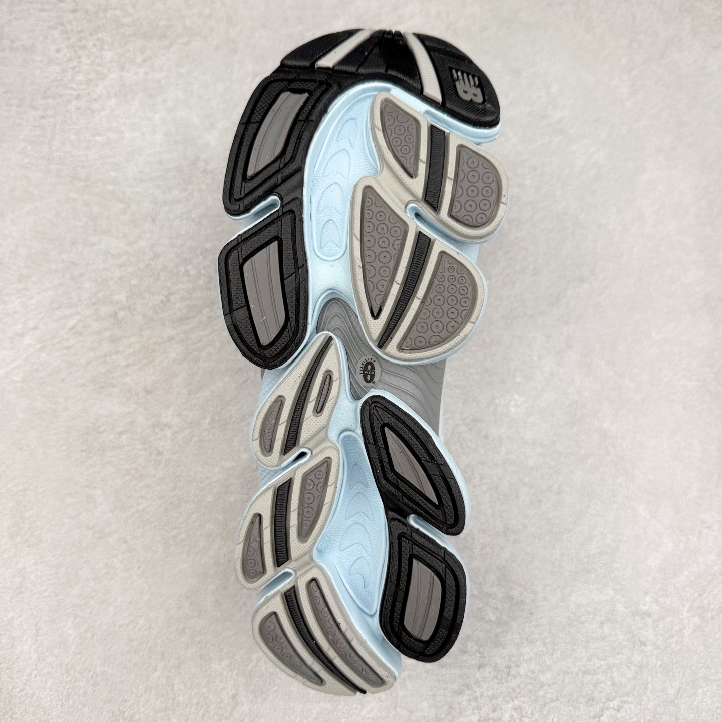 图片[9]-New Balance NB2000 舒适百搭防滑耐磨低帮 休闲跑步鞋 New Balance 在近两年的球鞋市场屡出奇招，在经典鞋型保持进一步增长的同时，推出的每一款新鞋型也都有傲人的战绩。在 327、9060 等鞋型获得成功之后，今天 New Balance 家族又迎来了新鲜血液的注入。这双 New Balance 2000 依然是融合了新旧元素的跑鞋造型，命名为 2000，或许是它的设计理念有着 Y2K 的血统。最大的亮点，在于这双鞋的中底。外侧以五个 ABZORB 单元，带来极具辨识度和冲击力的视觉效果，让这双鞋在外观和脚感方面都颇具吸引力。尺码：36 37 37.5 38 38.5 39 40 40.5 41 42 42.5 43 44 45 46-选品中心