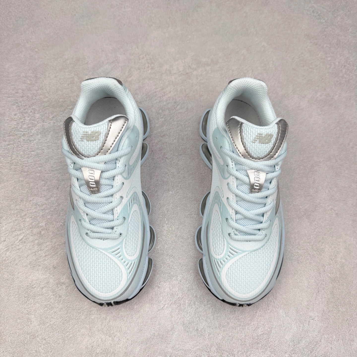 图片[2]-New Balance NB2000 舒适百搭防滑耐磨低帮 休闲跑步鞋 New Balance 在近两年的球鞋市场屡出奇招，在经典鞋型保持进一步增长的同时，推出的每一款新鞋型也都有傲人的战绩。在 327、9060 等鞋型获得成功之后，今天 New Balance 家族又迎来了新鲜血液的注入。这双 New Balance 2000 依然是融合了新旧元素的跑鞋造型，命名为 2000，或许是它的设计理念有着 Y2K 的血统。最大的亮点，在于这双鞋的中底。外侧以五个 ABZORB 单元，带来极具辨识度和冲击力的视觉效果，让这双鞋在外观和脚感方面都颇具吸引力。尺码：36 37 37.5 38 38.5 39 40 40.5 41 42 42.5 43 44 45 46-选品中心