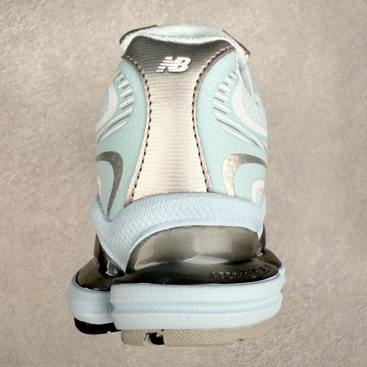 图片[8]-New Balance NB2000 舒适百搭防滑耐磨低帮 休闲跑步鞋 New Balance 在近两年的球鞋市场屡出奇招，在经典鞋型保持进一步增长的同时，推出的每一款新鞋型也都有傲人的战绩。在 327、9060 等鞋型获得成功之后，今天 New Balance 家族又迎来了新鲜血液的注入。这双 New Balance 2000 依然是融合了新旧元素的跑鞋造型，命名为 2000，或许是它的设计理念有着 Y2K 的血统。最大的亮点，在于这双鞋的中底。外侧以五个 ABZORB 单元，带来极具辨识度和冲击力的视觉效果，让这双鞋在外观和脚感方面都颇具吸引力。尺码：36 37 37.5 38 38.5 39 40 40.5 41 42 42.5 43 44 45 46-选品中心