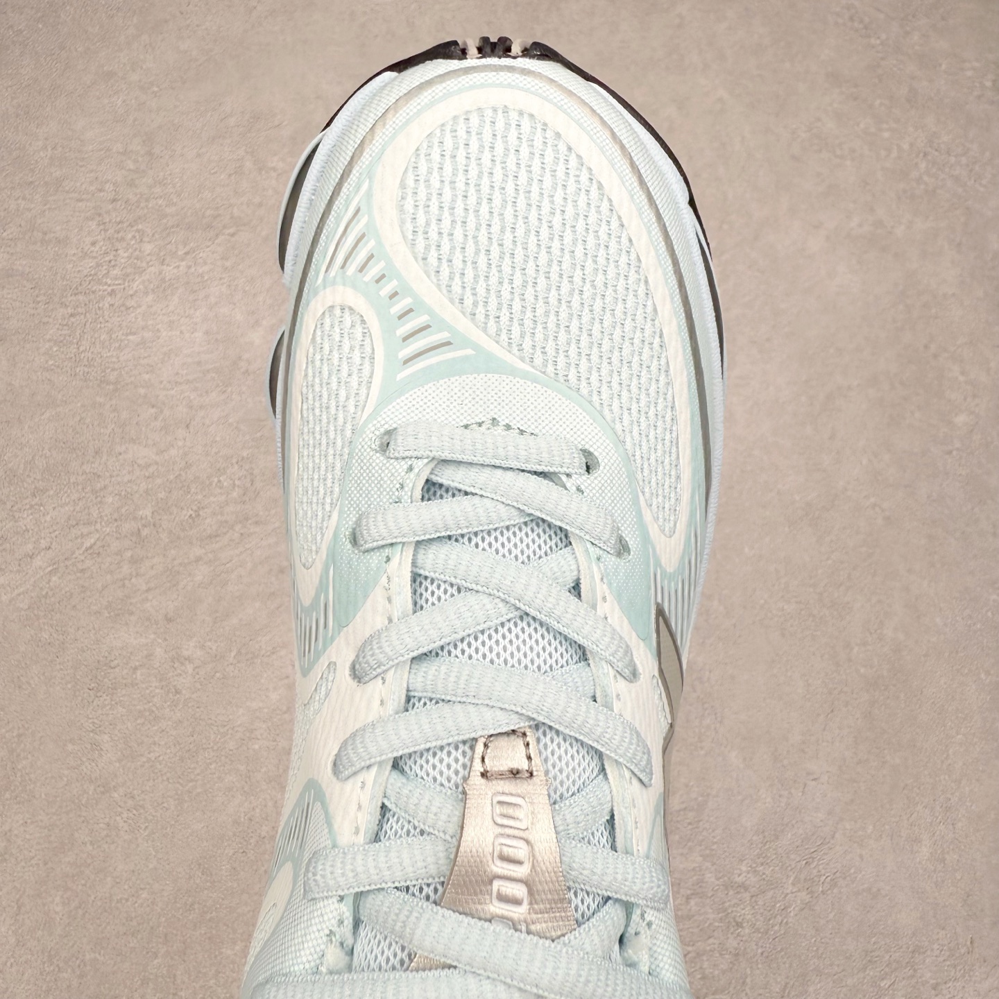 图片[4]-New Balance NB2000 舒适百搭防滑耐磨低帮 休闲跑步鞋 New Balance 在近两年的球鞋市场屡出奇招，在经典鞋型保持进一步增长的同时，推出的每一款新鞋型也都有傲人的战绩。在 327、9060 等鞋型获得成功之后，今天 New Balance 家族又迎来了新鲜血液的注入。这双 New Balance 2000 依然是融合了新旧元素的跑鞋造型，命名为 2000，或许是它的设计理念有着 Y2K 的血统。最大的亮点，在于这双鞋的中底。外侧以五个 ABZORB 单元，带来极具辨识度和冲击力的视觉效果，让这双鞋在外观和脚感方面都颇具吸引力。尺码：36 37 37.5 38 38.5 39 40 40.5 41 42 42.5 43 44 45 46-选品中心