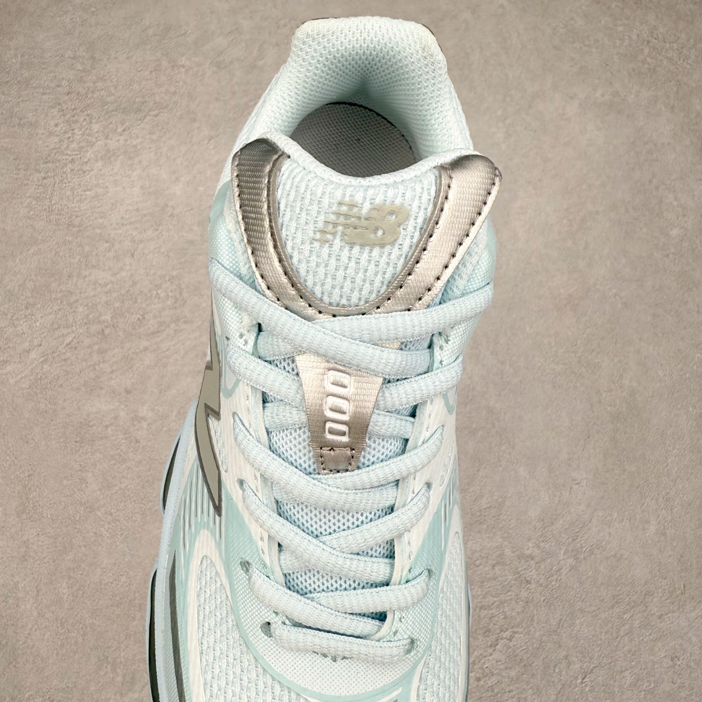 图片[5]-New Balance NB2000 舒适百搭防滑耐磨低帮 休闲跑步鞋 New Balance 在近两年的球鞋市场屡出奇招，在经典鞋型保持进一步增长的同时，推出的每一款新鞋型也都有傲人的战绩。在 327、9060 等鞋型获得成功之后，今天 New Balance 家族又迎来了新鲜血液的注入。这双 New Balance 2000 依然是融合了新旧元素的跑鞋造型，命名为 2000，或许是它的设计理念有着 Y2K 的血统。最大的亮点，在于这双鞋的中底。外侧以五个 ABZORB 单元，带来极具辨识度和冲击力的视觉效果，让这双鞋在外观和脚感方面都颇具吸引力。尺码：36 37 37.5 38 38.5 39 40 40.5 41 42 42.5 43 44 45 46-选品中心