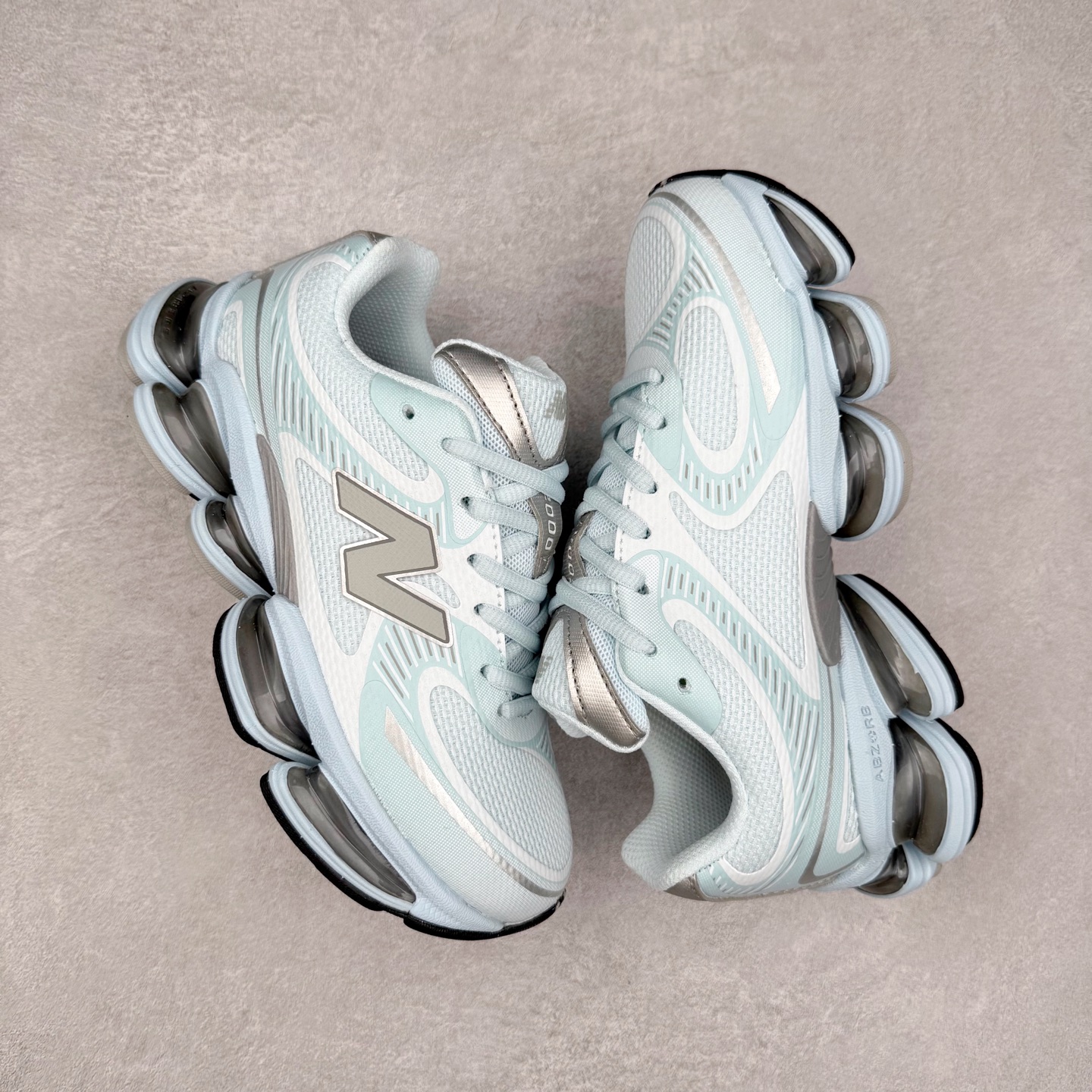 图片[3]-New Balance NB2000 舒适百搭防滑耐磨低帮 休闲跑步鞋 New Balance 在近两年的球鞋市场屡出奇招，在经典鞋型保持进一步增长的同时，推出的每一款新鞋型也都有傲人的战绩。在 327、9060 等鞋型获得成功之后，今天 New Balance 家族又迎来了新鲜血液的注入。这双 New Balance 2000 依然是融合了新旧元素的跑鞋造型，命名为 2000，或许是它的设计理念有着 Y2K 的血统。最大的亮点，在于这双鞋的中底。外侧以五个 ABZORB 单元，带来极具辨识度和冲击力的视觉效果，让这双鞋在外观和脚感方面都颇具吸引力。尺码：36 37 37.5 38 38.5 39 40 40.5 41 42 42.5 43 44 45 46-选品中心