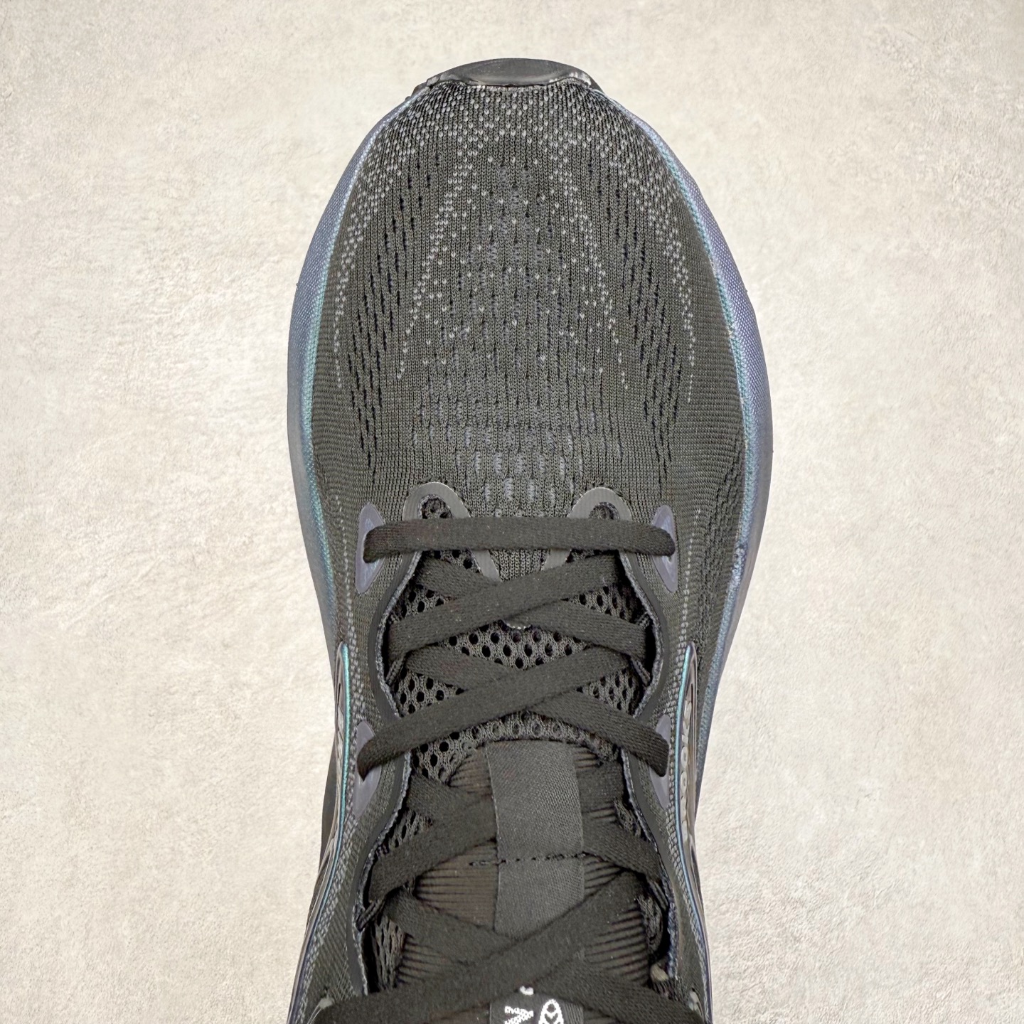 图片[4]-Brooks Glycerin GTS 22 布鲁克斯舒适百搭宽版防滑耐磨 低帮 休闲马拉松长跑跑步鞋 Brooks 四大跑鞋之一 百年品牌 跑鞋从外形上基本就能判断这是一款速度跑鞋 简洁干练的外形结构和极强的运动流线型看着非常有速度感 上脚的第一感觉是非常轻 美码9码的鞋单只206g不到 从个人偏好来说 200g左右的竞速鞋最具安全感 鞋面采用单层网布 很薄 前掌使用了大量开放式网眼 排气直接快速 透气性上乘 鞋舌也是轻量化设计 仅为一层麂皮 和脚背完美贴合 鞋舌中央有个防偏穿孔 从实际穿着来看 通常鞋舌都是外偏 如果是防偏穿孔位于中心 防偏效果其实并不十分有效 如果采用趋外侧的偏心设计更有效 鞋帮泡棉填充量不大 但非常紧凑 贴合舒适 包裹稳固 内置硬质TPU保证必要的稳定性 跑鞋中底采用的是DNA FLASH科技材料 DNA FLASH中底科技 是Brooks第一款将氮气注入中底的创新科技 主要原理是借助“超临界流体”发泡技术 将液态氮稳定的转化为气态氮 并使其均匀地形成无数紧密贴合的密闭式气囊结构 尺码：36 36.5 37.5 38 38.5 39 40 40.5 41 42 42.5 43 44 44.5 45 46-选品中心