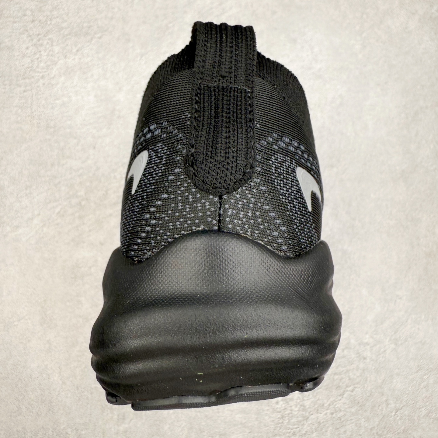 图片[8]-Brooks Glycerin GTS 22 布鲁克斯舒适百搭宽版防滑耐磨 低帮 休闲马拉松长跑跑步鞋 Brooks 四大跑鞋之一 百年品牌 跑鞋从外形上基本就能判断这是一款速度跑鞋 简洁干练的外形结构和极强的运动流线型看着非常有速度感 上脚的第一感觉是非常轻 美码9码的鞋单只206g不到 从个人偏好来说 200g左右的竞速鞋最具安全感 鞋面采用单层网布 很薄 前掌使用了大量开放式网眼 排气直接快速 透气性上乘 鞋舌也是轻量化设计 仅为一层麂皮 和脚背完美贴合 鞋舌中央有个防偏穿孔 从实际穿着来看 通常鞋舌都是外偏 如果是防偏穿孔位于中心 防偏效果其实并不十分有效 如果采用趋外侧的偏心设计更有效 鞋帮泡棉填充量不大 但非常紧凑 贴合舒适 包裹稳固 内置硬质TPU保证必要的稳定性 跑鞋中底采用的是DNA FLASH科技材料 DNA FLASH中底科技 是Brooks第一款将氮气注入中底的创新科技 主要原理是借助“超临界流体”发泡技术 将液态氮稳定的转化为气态氮 并使其均匀地形成无数紧密贴合的密闭式气囊结构 尺码：36 36.5 37.5 38 38.5 39 40 40.5 41 42 42.5 43 44 44.5 45 46-选品中心