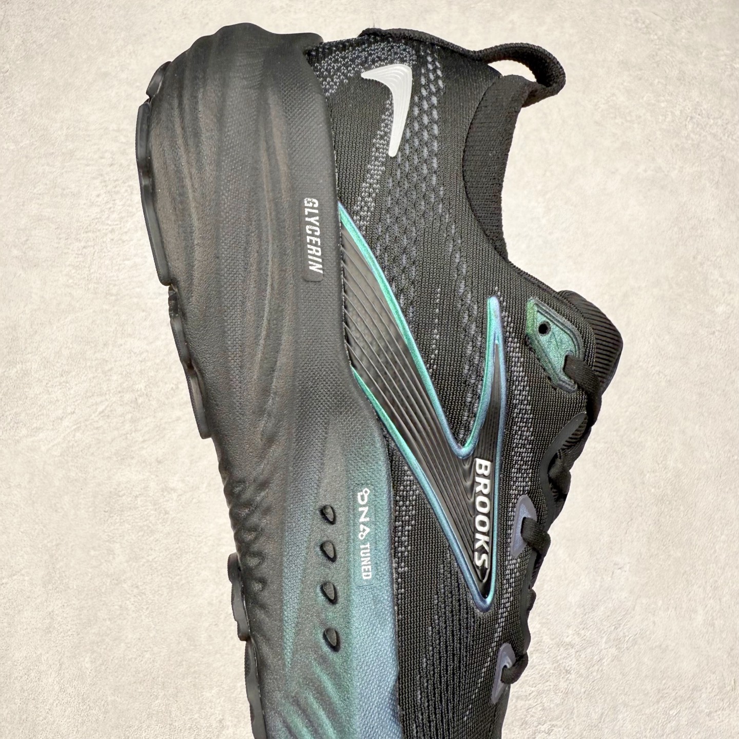 图片[6]-Brooks Glycerin GTS 22 布鲁克斯舒适百搭宽版防滑耐磨 低帮 休闲马拉松长跑跑步鞋 Brooks 四大跑鞋之一 百年品牌 跑鞋从外形上基本就能判断这是一款速度跑鞋 简洁干练的外形结构和极强的运动流线型看着非常有速度感 上脚的第一感觉是非常轻 美码9码的鞋单只206g不到 从个人偏好来说 200g左右的竞速鞋最具安全感 鞋面采用单层网布 很薄 前掌使用了大量开放式网眼 排气直接快速 透气性上乘 鞋舌也是轻量化设计 仅为一层麂皮 和脚背完美贴合 鞋舌中央有个防偏穿孔 从实际穿着来看 通常鞋舌都是外偏 如果是防偏穿孔位于中心 防偏效果其实并不十分有效 如果采用趋外侧的偏心设计更有效 鞋帮泡棉填充量不大 但非常紧凑 贴合舒适 包裹稳固 内置硬质TPU保证必要的稳定性 跑鞋中底采用的是DNA FLASH科技材料 DNA FLASH中底科技 是Brooks第一款将氮气注入中底的创新科技 主要原理是借助“超临界流体”发泡技术 将液态氮稳定的转化为气态氮 并使其均匀地形成无数紧密贴合的密闭式气囊结构 尺码：36 36.5 37.5 38 38.5 39 40 40.5 41 42 42.5 43 44 44.5 45 46-选品中心