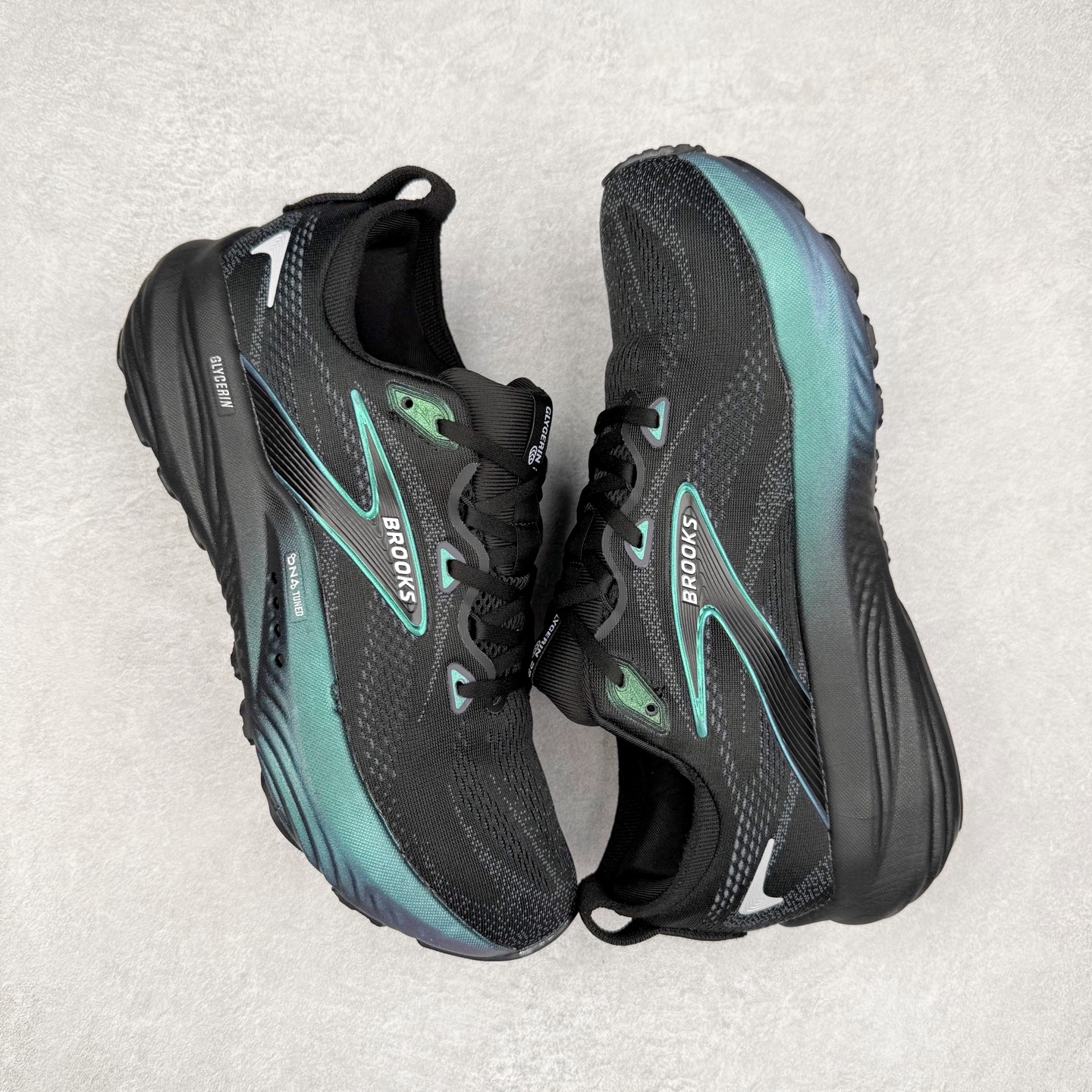 图片[3]-Brooks Glycerin GTS 22 布鲁克斯舒适百搭宽版防滑耐磨 低帮 休闲马拉松长跑跑步鞋 Brooks 四大跑鞋之一 百年品牌 跑鞋从外形上基本就能判断这是一款速度跑鞋 简洁干练的外形结构和极强的运动流线型看着非常有速度感 上脚的第一感觉是非常轻 美码9码的鞋单只206g不到 从个人偏好来说 200g左右的竞速鞋最具安全感 鞋面采用单层网布 很薄 前掌使用了大量开放式网眼 排气直接快速 透气性上乘 鞋舌也是轻量化设计 仅为一层麂皮 和脚背完美贴合 鞋舌中央有个防偏穿孔 从实际穿着来看 通常鞋舌都是外偏 如果是防偏穿孔位于中心 防偏效果其实并不十分有效 如果采用趋外侧的偏心设计更有效 鞋帮泡棉填充量不大 但非常紧凑 贴合舒适 包裹稳固 内置硬质TPU保证必要的稳定性 跑鞋中底采用的是DNA FLASH科技材料 DNA FLASH中底科技 是Brooks第一款将氮气注入中底的创新科技 主要原理是借助“超临界流体”发泡技术 将液态氮稳定的转化为气态氮 并使其均匀地形成无数紧密贴合的密闭式气囊结构 尺码：36 36.5 37.5 38 38.5 39 40 40.5 41 42 42.5 43 44 44.5 45 46-选品中心