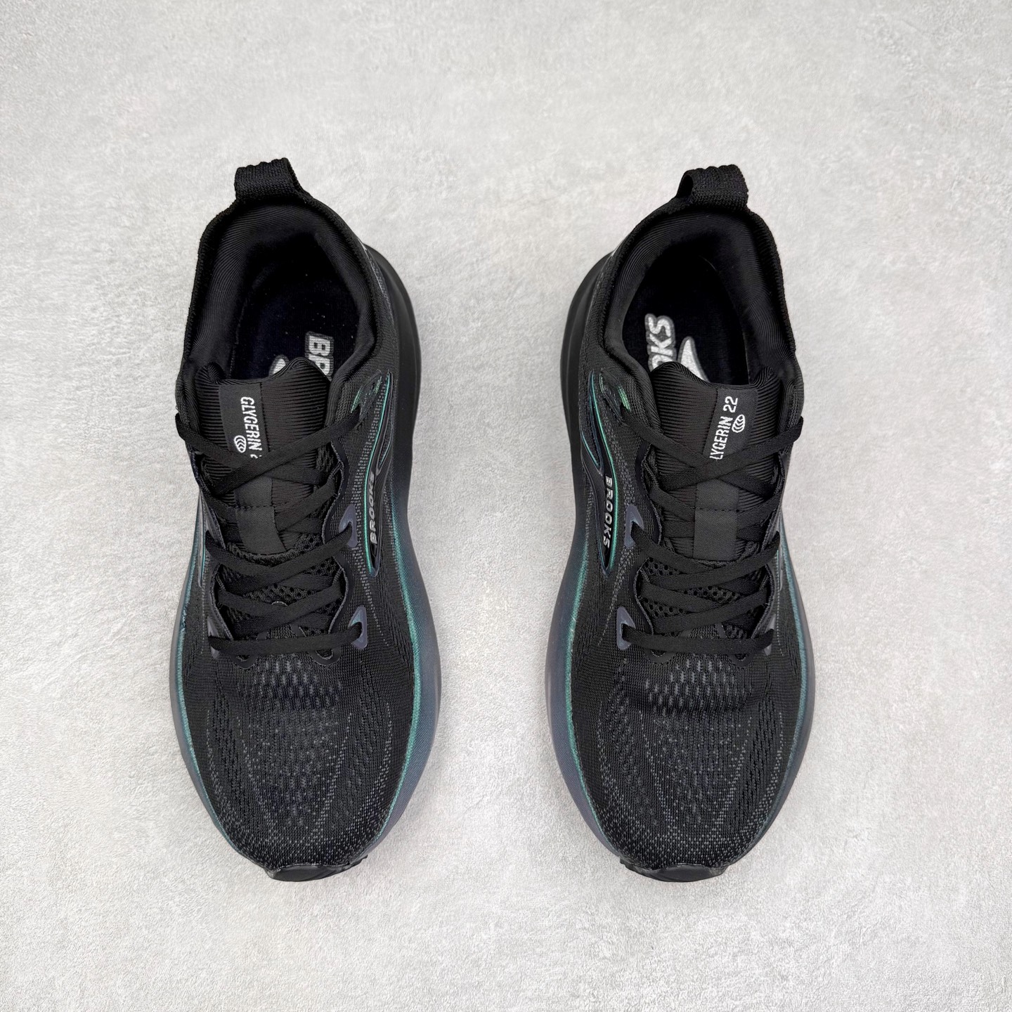 图片[2]-Brooks Glycerin GTS 22 布鲁克斯舒适百搭宽版防滑耐磨 低帮 休闲马拉松长跑跑步鞋 Brooks 四大跑鞋之一 百年品牌 跑鞋从外形上基本就能判断这是一款速度跑鞋 简洁干练的外形结构和极强的运动流线型看着非常有速度感 上脚的第一感觉是非常轻 美码9码的鞋单只206g不到 从个人偏好来说 200g左右的竞速鞋最具安全感 鞋面采用单层网布 很薄 前掌使用了大量开放式网眼 排气直接快速 透气性上乘 鞋舌也是轻量化设计 仅为一层麂皮 和脚背完美贴合 鞋舌中央有个防偏穿孔 从实际穿着来看 通常鞋舌都是外偏 如果是防偏穿孔位于中心 防偏效果其实并不十分有效 如果采用趋外侧的偏心设计更有效 鞋帮泡棉填充量不大 但非常紧凑 贴合舒适 包裹稳固 内置硬质TPU保证必要的稳定性 跑鞋中底采用的是DNA FLASH科技材料 DNA FLASH中底科技 是Brooks第一款将氮气注入中底的创新科技 主要原理是借助“超临界流体”发泡技术 将液态氮稳定的转化为气态氮 并使其均匀地形成无数紧密贴合的密闭式气囊结构 尺码：36 36.5 37.5 38 38.5 39 40 40.5 41 42 42.5 43 44 44.5 45 46-选品中心