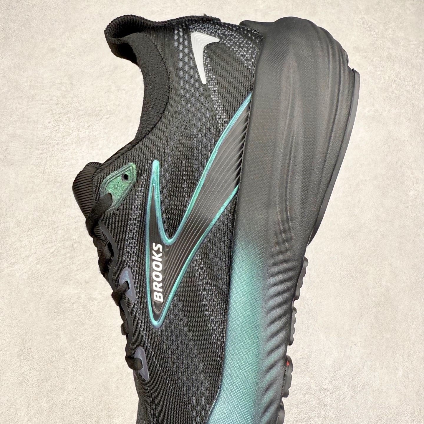 图片[7]-Brooks Glycerin GTS 22 布鲁克斯舒适百搭宽版防滑耐磨 低帮 休闲马拉松长跑跑步鞋 Brooks 四大跑鞋之一 百年品牌 跑鞋从外形上基本就能判断这是一款速度跑鞋 简洁干练的外形结构和极强的运动流线型看着非常有速度感 上脚的第一感觉是非常轻 美码9码的鞋单只206g不到 从个人偏好来说 200g左右的竞速鞋最具安全感 鞋面采用单层网布 很薄 前掌使用了大量开放式网眼 排气直接快速 透气性上乘 鞋舌也是轻量化设计 仅为一层麂皮 和脚背完美贴合 鞋舌中央有个防偏穿孔 从实际穿着来看 通常鞋舌都是外偏 如果是防偏穿孔位于中心 防偏效果其实并不十分有效 如果采用趋外侧的偏心设计更有效 鞋帮泡棉填充量不大 但非常紧凑 贴合舒适 包裹稳固 内置硬质TPU保证必要的稳定性 跑鞋中底采用的是DNA FLASH科技材料 DNA FLASH中底科技 是Brooks第一款将氮气注入中底的创新科技 主要原理是借助“超临界流体”发泡技术 将液态氮稳定的转化为气态氮 并使其均匀地形成无数紧密贴合的密闭式气囊结构 尺码：36 36.5 37.5 38 38.5 39 40 40.5 41 42 42.5 43 44 44.5 45 46-选品中心