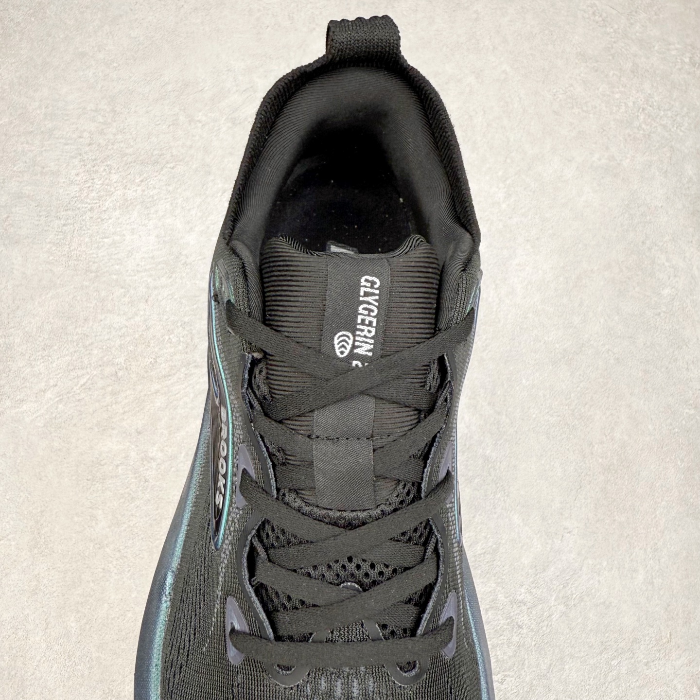 图片[5]-Brooks Glycerin GTS 22 布鲁克斯舒适百搭宽版防滑耐磨 低帮 休闲马拉松长跑跑步鞋 Brooks 四大跑鞋之一 百年品牌 跑鞋从外形上基本就能判断这是一款速度跑鞋 简洁干练的外形结构和极强的运动流线型看着非常有速度感 上脚的第一感觉是非常轻 美码9码的鞋单只206g不到 从个人偏好来说 200g左右的竞速鞋最具安全感 鞋面采用单层网布 很薄 前掌使用了大量开放式网眼 排气直接快速 透气性上乘 鞋舌也是轻量化设计 仅为一层麂皮 和脚背完美贴合 鞋舌中央有个防偏穿孔 从实际穿着来看 通常鞋舌都是外偏 如果是防偏穿孔位于中心 防偏效果其实并不十分有效 如果采用趋外侧的偏心设计更有效 鞋帮泡棉填充量不大 但非常紧凑 贴合舒适 包裹稳固 内置硬质TPU保证必要的稳定性 跑鞋中底采用的是DNA FLASH科技材料 DNA FLASH中底科技 是Brooks第一款将氮气注入中底的创新科技 主要原理是借助“超临界流体”发泡技术 将液态氮稳定的转化为气态氮 并使其均匀地形成无数紧密贴合的密闭式气囊结构 尺码：36 36.5 37.5 38 38.5 39 40 40.5 41 42 42.5 43 44 44.5 45 46-选品中心