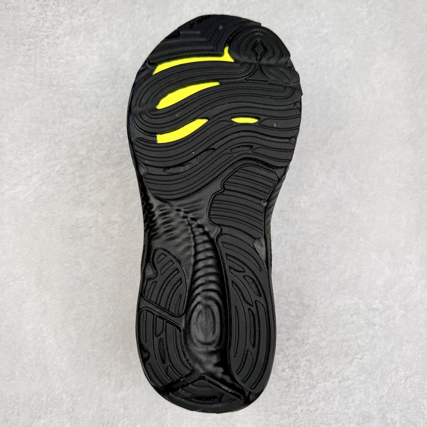 图片[9]-Brooks Glycerin GTS 22 布鲁克斯舒适百搭宽版防滑耐磨 低帮 休闲马拉松长跑跑步鞋 Brooks 四大跑鞋之一 百年品牌 跑鞋从外形上基本就能判断这是一款速度跑鞋 简洁干练的外形结构和极强的运动流线型看着非常有速度感 上脚的第一感觉是非常轻 美码9码的鞋单只206g不到 从个人偏好来说 200g左右的竞速鞋最具安全感 鞋面采用单层网布 很薄 前掌使用了大量开放式网眼 排气直接快速 透气性上乘 鞋舌也是轻量化设计 仅为一层麂皮 和脚背完美贴合 鞋舌中央有个防偏穿孔 从实际穿着来看 通常鞋舌都是外偏 如果是防偏穿孔位于中心 防偏效果其实并不十分有效 如果采用趋外侧的偏心设计更有效 鞋帮泡棉填充量不大 但非常紧凑 贴合舒适 包裹稳固 内置硬质TPU保证必要的稳定性 跑鞋中底采用的是DNA FLASH科技材料 DNA FLASH中底科技 是Brooks第一款将氮气注入中底的创新科技 主要原理是借助“超临界流体”发泡技术 将液态氮稳定的转化为气态氮 并使其均匀地形成无数紧密贴合的密闭式气囊结构 尺码：36 36.5 37.5 38 38.5 39 40 40.5 41 42 42.5 43 44 44.5 45 46-选品中心