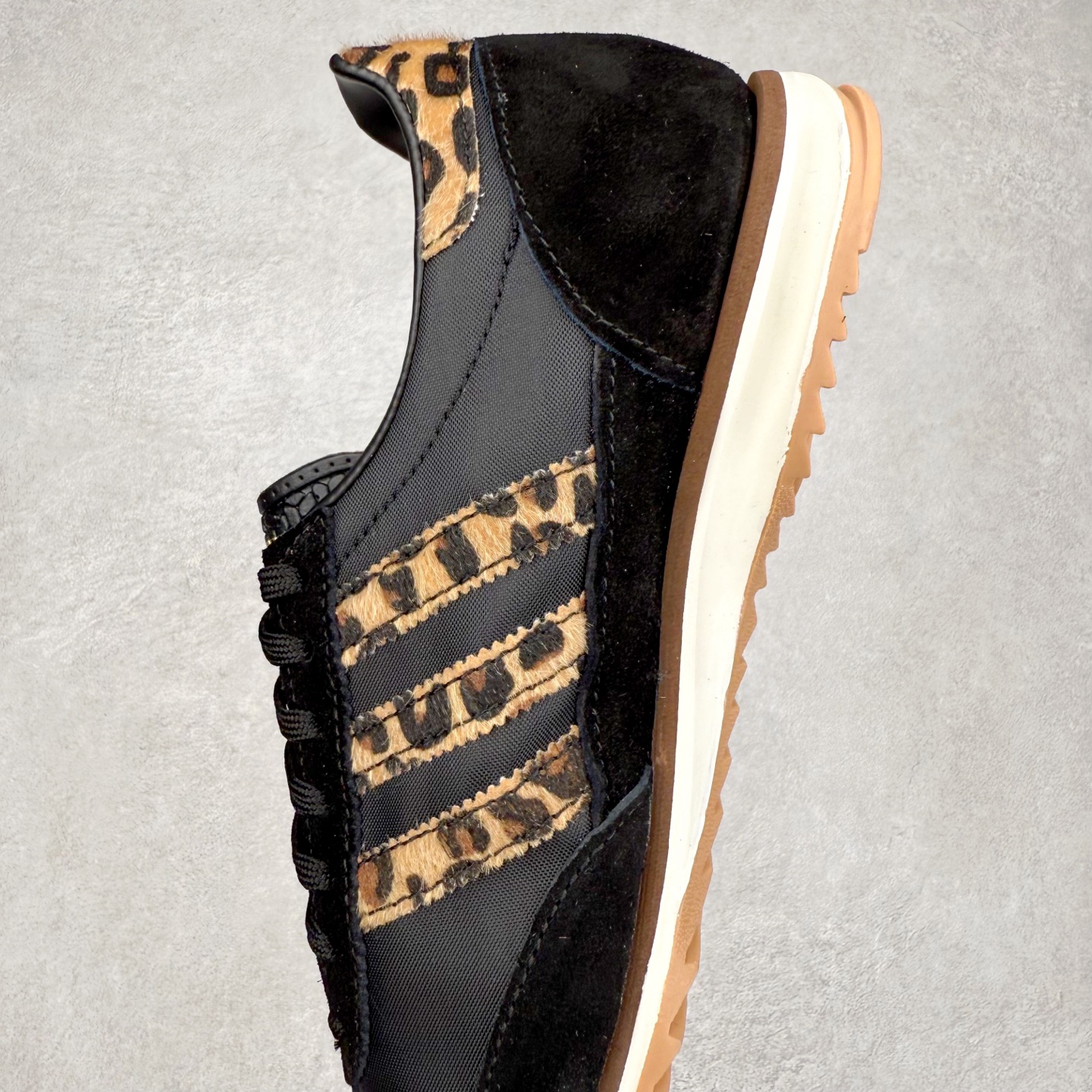 图片[7]-＃HP纯原 AD Wmns SL72 OG 系列德训足球风百搭低帮休闲运动板鞋 JI0288 采用高弹EVA+MODEL+RB三层组合底 区别市面RB一体大底 三层组合鞋底重量与原鞋一致 Originals 将有「T 头鞋」造型的诞生于 1972 年的 SL72 鞋款复刻带回 各位买鞋又有新选择了 1972 年 SL72 问世后 引领了后来阿迪达斯的跑鞋发展方向 其中「SL」代表了 Super Light 彰显了产品轻便的特性 1972 年 SL72 问世后 引领了后来阿迪达斯的跑鞋发展方向 其中「SL」代表了 Super Light 彰显了产品轻便的特性 这次 Originals 延续其轻质经典的基因 带来男女两款 SL72 男生款带来 SL72 RS 鞋型 RS 意为 Reshaped（重塑）鞋款在保留了经典的外观基础上 在尼龙材质里增加了填充物 使鞋型更加挺立和饱满 鞋头则更加圆润 鞋底的 EVA 材质则增加了鞋款的高度 女生款则带来 SL72 OG W 鞋型 OG 顾名思义则是致敬经典款式 相较于 RS（Reshaped）鞋款 鞋身更加纤细 其整体鞋身轮廓、线条、细节、材质上尊崇 70 年代 SL72 的设计 还原经典味道 尺码：36 36⅔ 37⅓ 38 38⅔ 39⅓ 40 40⅔ 41⅓ 42 42⅔ 43⅓ 44 44⅔ 45-选品中心