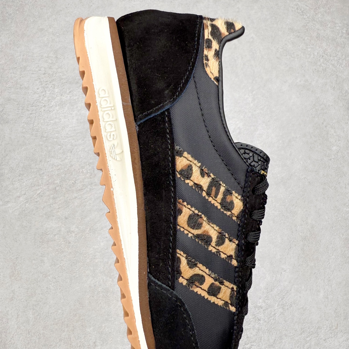 图片[6]-＃HP纯原 AD Wmns SL72 OG 系列德训足球风百搭低帮休闲运动板鞋 JI0288 采用高弹EVA+MODEL+RB三层组合底 区别市面RB一体大底 三层组合鞋底重量与原鞋一致 Originals 将有「T 头鞋」造型的诞生于 1972 年的 SL72 鞋款复刻带回 各位买鞋又有新选择了 1972 年 SL72 问世后 引领了后来阿迪达斯的跑鞋发展方向 其中「SL」代表了 Super Light 彰显了产品轻便的特性 1972 年 SL72 问世后 引领了后来阿迪达斯的跑鞋发展方向 其中「SL」代表了 Super Light 彰显了产品轻便的特性 这次 Originals 延续其轻质经典的基因 带来男女两款 SL72 男生款带来 SL72 RS 鞋型 RS 意为 Reshaped（重塑）鞋款在保留了经典的外观基础上 在尼龙材质里增加了填充物 使鞋型更加挺立和饱满 鞋头则更加圆润 鞋底的 EVA 材质则增加了鞋款的高度 女生款则带来 SL72 OG W 鞋型 OG 顾名思义则是致敬经典款式 相较于 RS（Reshaped）鞋款 鞋身更加纤细 其整体鞋身轮廓、线条、细节、材质上尊崇 70 年代 SL72 的设计 还原经典味道 尺码：36 36⅔ 37⅓ 38 38⅔ 39⅓ 40 40⅔ 41⅓ 42 42⅔ 43⅓ 44 44⅔ 45-选品中心