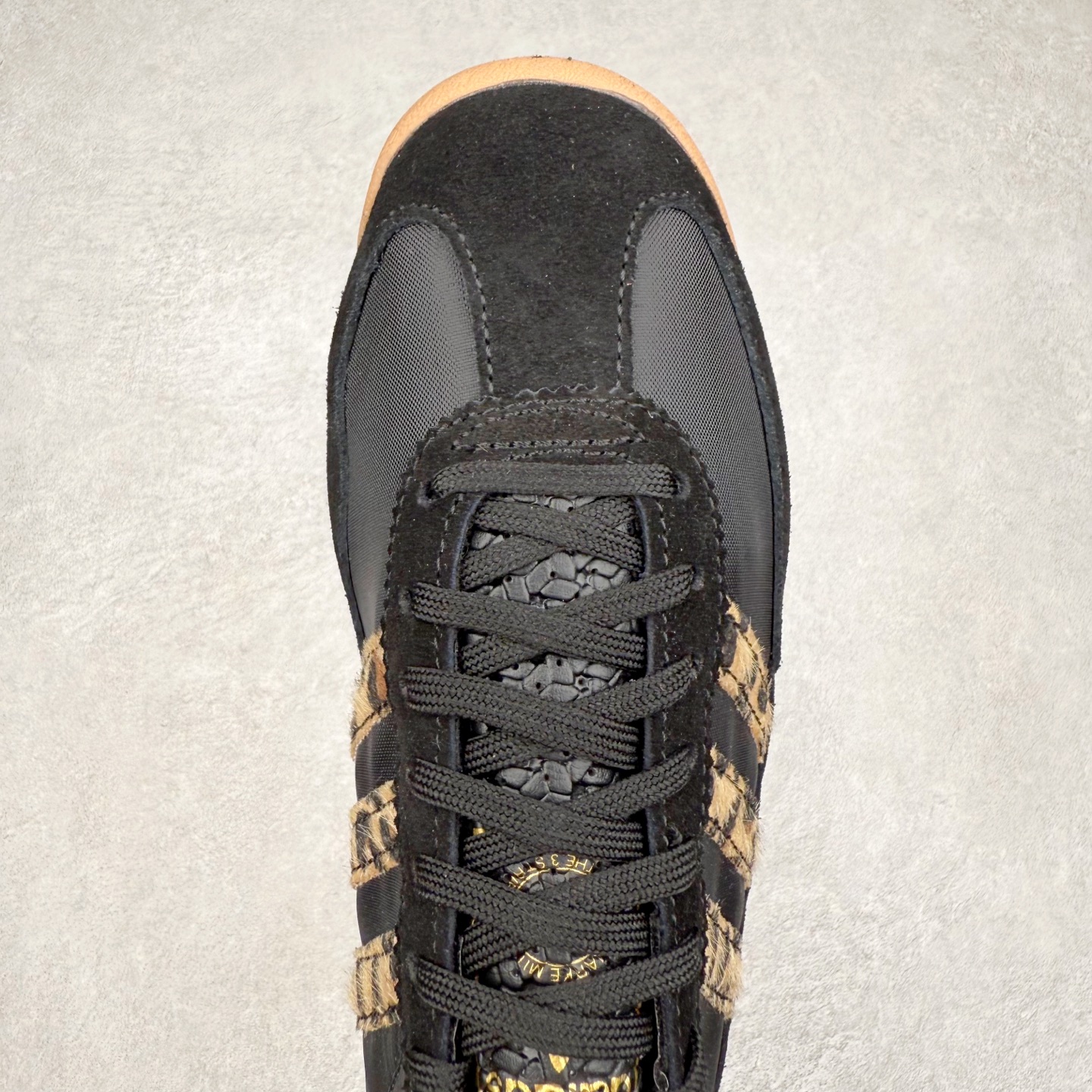 图片[4]-＃HP纯原 AD Wmns SL72 OG 系列德训足球风百搭低帮休闲运动板鞋 JI0288 采用高弹EVA+MODEL+RB三层组合底 区别市面RB一体大底 三层组合鞋底重量与原鞋一致 Originals 将有「T 头鞋」造型的诞生于 1972 年的 SL72 鞋款复刻带回 各位买鞋又有新选择了 1972 年 SL72 问世后 引领了后来阿迪达斯的跑鞋发展方向 其中「SL」代表了 Super Light 彰显了产品轻便的特性 1972 年 SL72 问世后 引领了后来阿迪达斯的跑鞋发展方向 其中「SL」代表了 Super Light 彰显了产品轻便的特性 这次 Originals 延续其轻质经典的基因 带来男女两款 SL72 男生款带来 SL72 RS 鞋型 RS 意为 Reshaped（重塑）鞋款在保留了经典的外观基础上 在尼龙材质里增加了填充物 使鞋型更加挺立和饱满 鞋头则更加圆润 鞋底的 EVA 材质则增加了鞋款的高度 女生款则带来 SL72 OG W 鞋型 OG 顾名思义则是致敬经典款式 相较于 RS（Reshaped）鞋款 鞋身更加纤细 其整体鞋身轮廓、线条、细节、材质上尊崇 70 年代 SL72 的设计 还原经典味道 尺码：36 36⅔ 37⅓ 38 38⅔ 39⅓ 40 40⅔ 41⅓ 42 42⅔ 43⅓ 44 44⅔ 45-选品中心