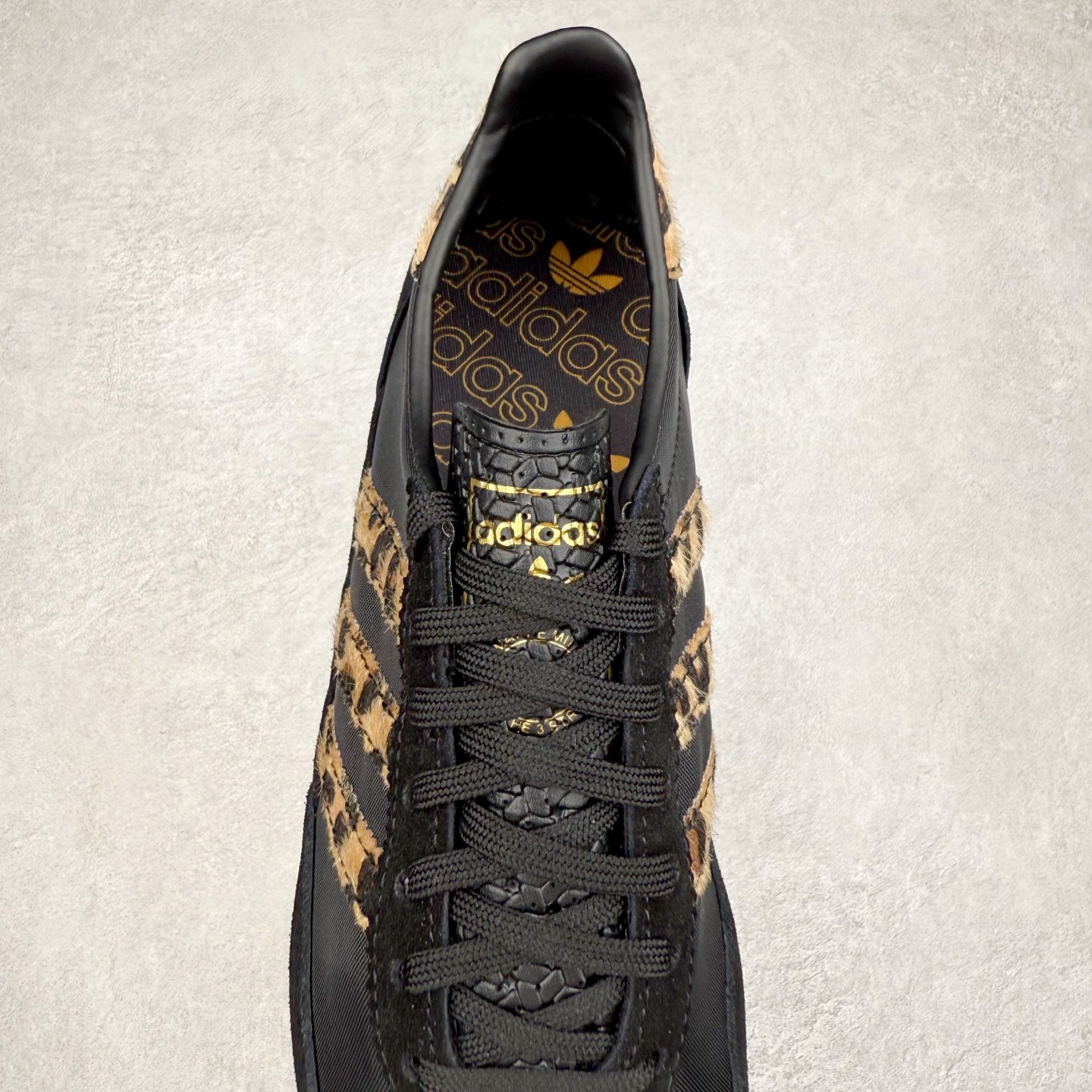 图片[5]-＃HP纯原 AD Wmns SL72 OG 系列德训足球风百搭低帮休闲运动板鞋 JI0288 采用高弹EVA+MODEL+RB三层组合底 区别市面RB一体大底 三层组合鞋底重量与原鞋一致 Originals 将有「T 头鞋」造型的诞生于 1972 年的 SL72 鞋款复刻带回 各位买鞋又有新选择了 1972 年 SL72 问世后 引领了后来阿迪达斯的跑鞋发展方向 其中「SL」代表了 Super Light 彰显了产品轻便的特性 1972 年 SL72 问世后 引领了后来阿迪达斯的跑鞋发展方向 其中「SL」代表了 Super Light 彰显了产品轻便的特性 这次 Originals 延续其轻质经典的基因 带来男女两款 SL72 男生款带来 SL72 RS 鞋型 RS 意为 Reshaped（重塑）鞋款在保留了经典的外观基础上 在尼龙材质里增加了填充物 使鞋型更加挺立和饱满 鞋头则更加圆润 鞋底的 EVA 材质则增加了鞋款的高度 女生款则带来 SL72 OG W 鞋型 OG 顾名思义则是致敬经典款式 相较于 RS（Reshaped）鞋款 鞋身更加纤细 其整体鞋身轮廓、线条、细节、材质上尊崇 70 年代 SL72 的设计 还原经典味道 尺码：36 36⅔ 37⅓ 38 38⅔ 39⅓ 40 40⅔ 41⅓ 42 42⅔ 43⅓ 44 44⅔ 45-选品中心