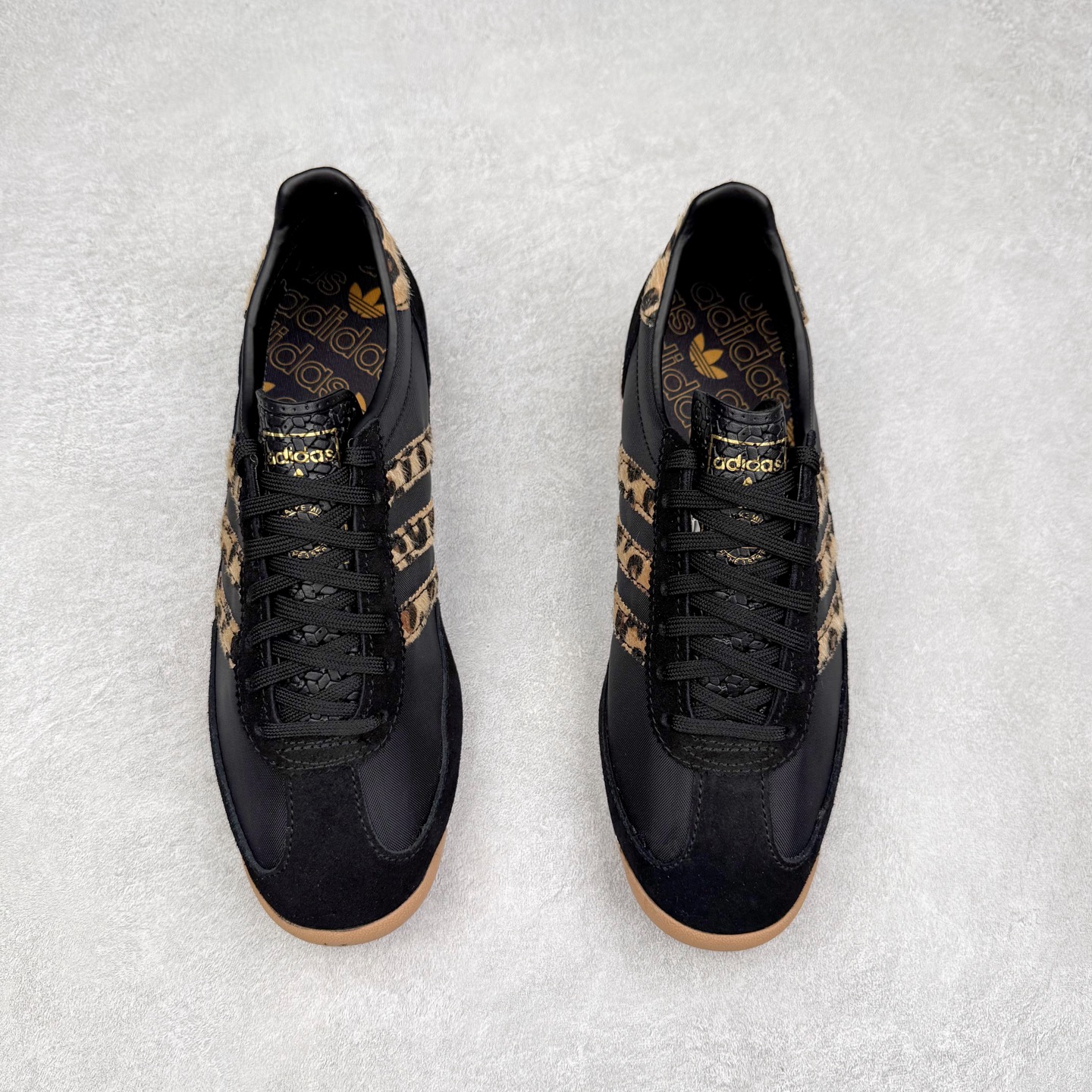 图片[2]-＃HP纯原 AD Wmns SL72 OG 系列德训足球风百搭低帮休闲运动板鞋 JI0288 采用高弹EVA+MODEL+RB三层组合底 区别市面RB一体大底 三层组合鞋底重量与原鞋一致 Originals 将有「T 头鞋」造型的诞生于 1972 年的 SL72 鞋款复刻带回 各位买鞋又有新选择了 1972 年 SL72 问世后 引领了后来阿迪达斯的跑鞋发展方向 其中「SL」代表了 Super Light 彰显了产品轻便的特性 1972 年 SL72 问世后 引领了后来阿迪达斯的跑鞋发展方向 其中「SL」代表了 Super Light 彰显了产品轻便的特性 这次 Originals 延续其轻质经典的基因 带来男女两款 SL72 男生款带来 SL72 RS 鞋型 RS 意为 Reshaped（重塑）鞋款在保留了经典的外观基础上 在尼龙材质里增加了填充物 使鞋型更加挺立和饱满 鞋头则更加圆润 鞋底的 EVA 材质则增加了鞋款的高度 女生款则带来 SL72 OG W 鞋型 OG 顾名思义则是致敬经典款式 相较于 RS（Reshaped）鞋款 鞋身更加纤细 其整体鞋身轮廓、线条、细节、材质上尊崇 70 年代 SL72 的设计 还原经典味道 尺码：36 36⅔ 37⅓ 38 38⅔ 39⅓ 40 40⅔ 41⅓ 42 42⅔ 43⅓ 44 44⅔ 45-选品中心