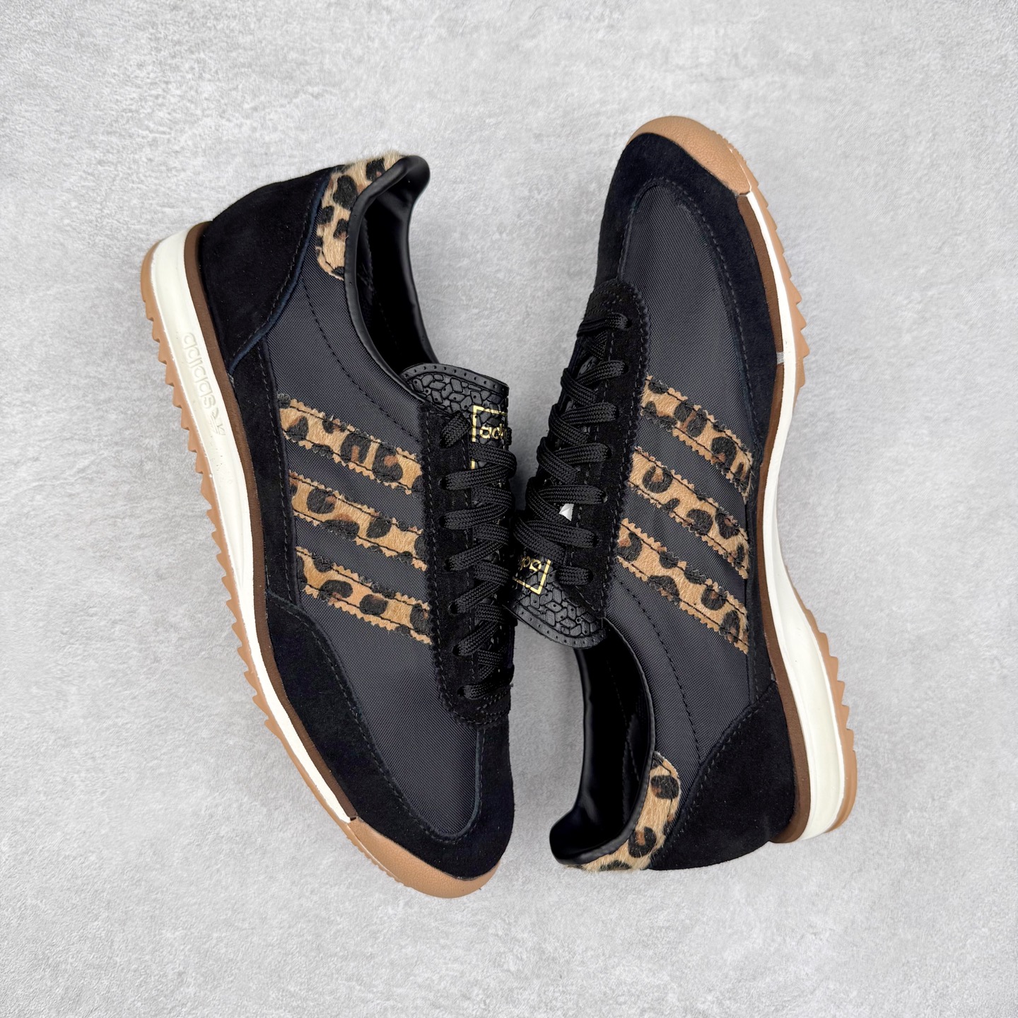 图片[3]-＃HP纯原 AD Wmns SL72 OG 系列德训足球风百搭低帮休闲运动板鞋 JI0288 采用高弹EVA+MODEL+RB三层组合底 区别市面RB一体大底 三层组合鞋底重量与原鞋一致 Originals 将有「T 头鞋」造型的诞生于 1972 年的 SL72 鞋款复刻带回 各位买鞋又有新选择了 1972 年 SL72 问世后 引领了后来阿迪达斯的跑鞋发展方向 其中「SL」代表了 Super Light 彰显了产品轻便的特性 1972 年 SL72 问世后 引领了后来阿迪达斯的跑鞋发展方向 其中「SL」代表了 Super Light 彰显了产品轻便的特性 这次 Originals 延续其轻质经典的基因 带来男女两款 SL72 男生款带来 SL72 RS 鞋型 RS 意为 Reshaped（重塑）鞋款在保留了经典的外观基础上 在尼龙材质里增加了填充物 使鞋型更加挺立和饱满 鞋头则更加圆润 鞋底的 EVA 材质则增加了鞋款的高度 女生款则带来 SL72 OG W 鞋型 OG 顾名思义则是致敬经典款式 相较于 RS（Reshaped）鞋款 鞋身更加纤细 其整体鞋身轮廓、线条、细节、材质上尊崇 70 年代 SL72 的设计 还原经典味道 尺码：36 36⅔ 37⅓ 38 38⅔ 39⅓ 40 40⅔ 41⅓ 42 42⅔ 43⅓ 44 44⅔ 45-选品中心