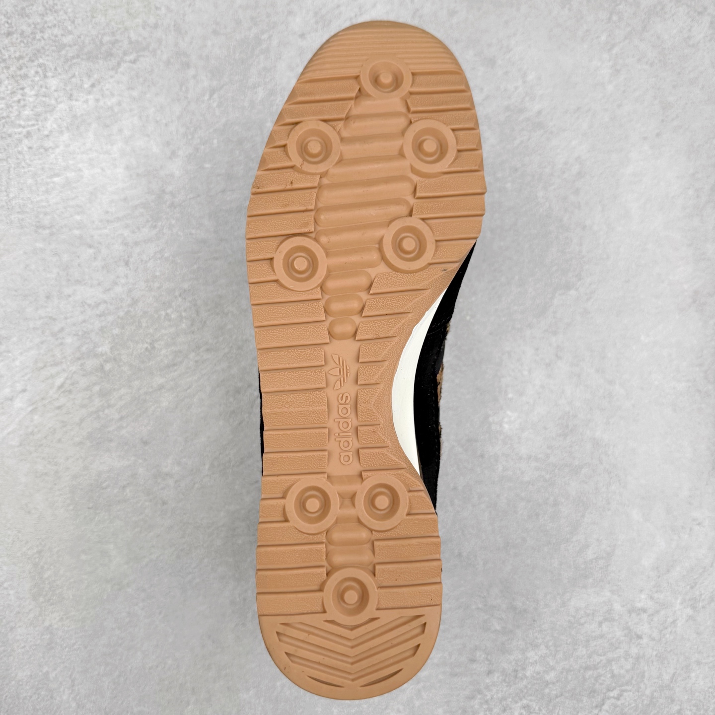 图片[9]-＃HP纯原 AD Wmns SL72 OG 系列德训足球风百搭低帮休闲运动板鞋 JI0288 采用高弹EVA+MODEL+RB三层组合底 区别市面RB一体大底 三层组合鞋底重量与原鞋一致 Originals 将有「T 头鞋」造型的诞生于 1972 年的 SL72 鞋款复刻带回 各位买鞋又有新选择了 1972 年 SL72 问世后 引领了后来阿迪达斯的跑鞋发展方向 其中「SL」代表了 Super Light 彰显了产品轻便的特性 1972 年 SL72 问世后 引领了后来阿迪达斯的跑鞋发展方向 其中「SL」代表了 Super Light 彰显了产品轻便的特性 这次 Originals 延续其轻质经典的基因 带来男女两款 SL72 男生款带来 SL72 RS 鞋型 RS 意为 Reshaped（重塑）鞋款在保留了经典的外观基础上 在尼龙材质里增加了填充物 使鞋型更加挺立和饱满 鞋头则更加圆润 鞋底的 EVA 材质则增加了鞋款的高度 女生款则带来 SL72 OG W 鞋型 OG 顾名思义则是致敬经典款式 相较于 RS（Reshaped）鞋款 鞋身更加纤细 其整体鞋身轮廓、线条、细节、材质上尊崇 70 年代 SL72 的设计 还原经典味道 尺码：36 36⅔ 37⅓ 38 38⅔ 39⅓ 40 40⅔ 41⅓ 42 42⅔ 43⅓ 44 44⅔ 45-选品中心