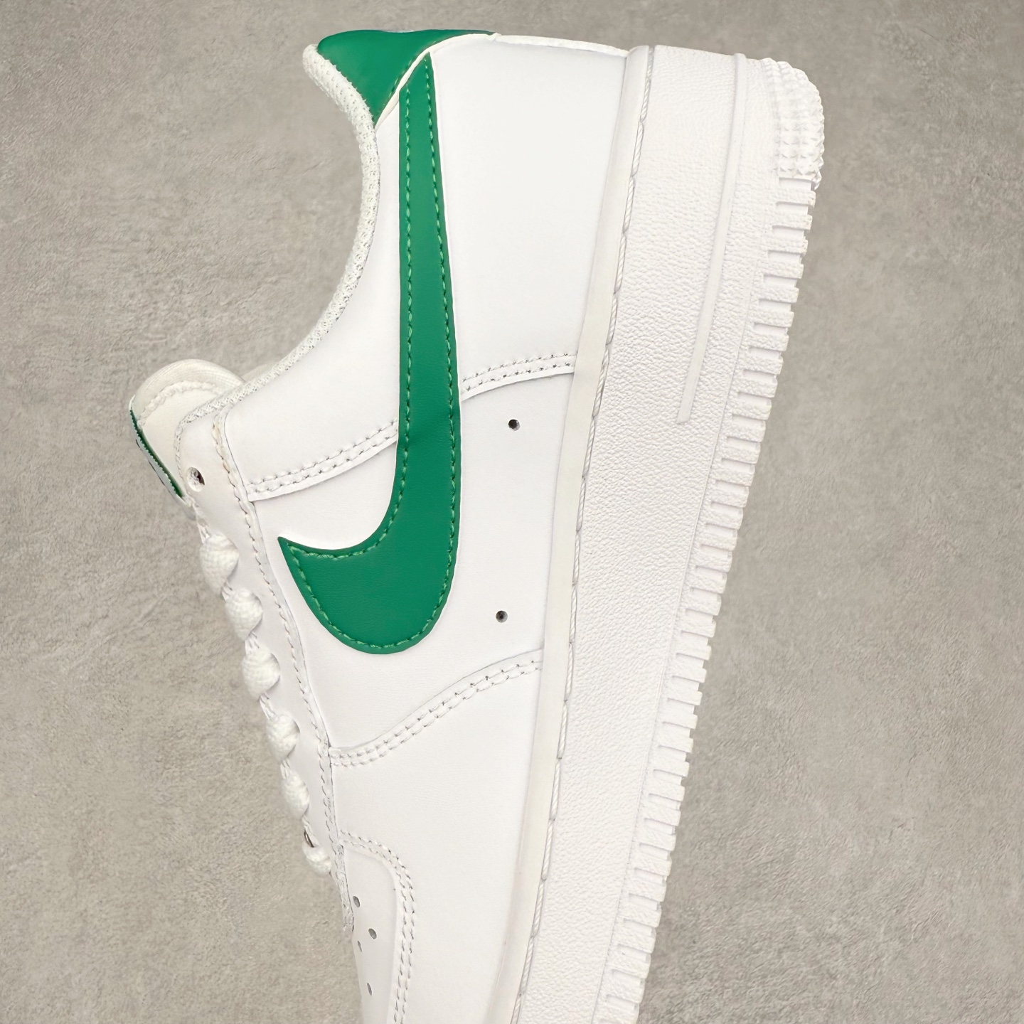 图片[7]-NK Air Force 1´07 Low 空军一号低帮百搭休闲运动板鞋 FJ1988-083 柔软、弹性十足的缓震性能和出色的中底设计 横跨复古与现代的外型结合 造就出风靡全球 三十多年的Force 1 直到今天还深受青睐 实拍调校N版已经零色差零失真 百分百还原实物色彩所见即所得 不存在货不对板色差等低级问题 选购参考实物拍摄 不混卖不参货 只用心做好货严格选品 承诺混一赔十 尺码：36 36.5 37.5 38 38.5 39 40 40.5 41 42 42.5 43 44 44.5 45-选品中心