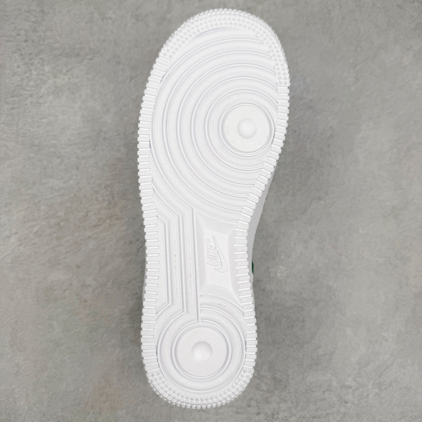 图片[9]-NK Air Force 1´07 Low 空军一号低帮百搭休闲运动板鞋 FJ1988-083 柔软、弹性十足的缓震性能和出色的中底设计 横跨复古与现代的外型结合 造就出风靡全球 三十多年的Force 1 直到今天还深受青睐 实拍调校N版已经零色差零失真 百分百还原实物色彩所见即所得 不存在货不对板色差等低级问题 选购参考实物拍摄 不混卖不参货 只用心做好货严格选品 承诺混一赔十 尺码：36 36.5 37.5 38 38.5 39 40 40.5 41 42 42.5 43 44 44.5 45-选品中心