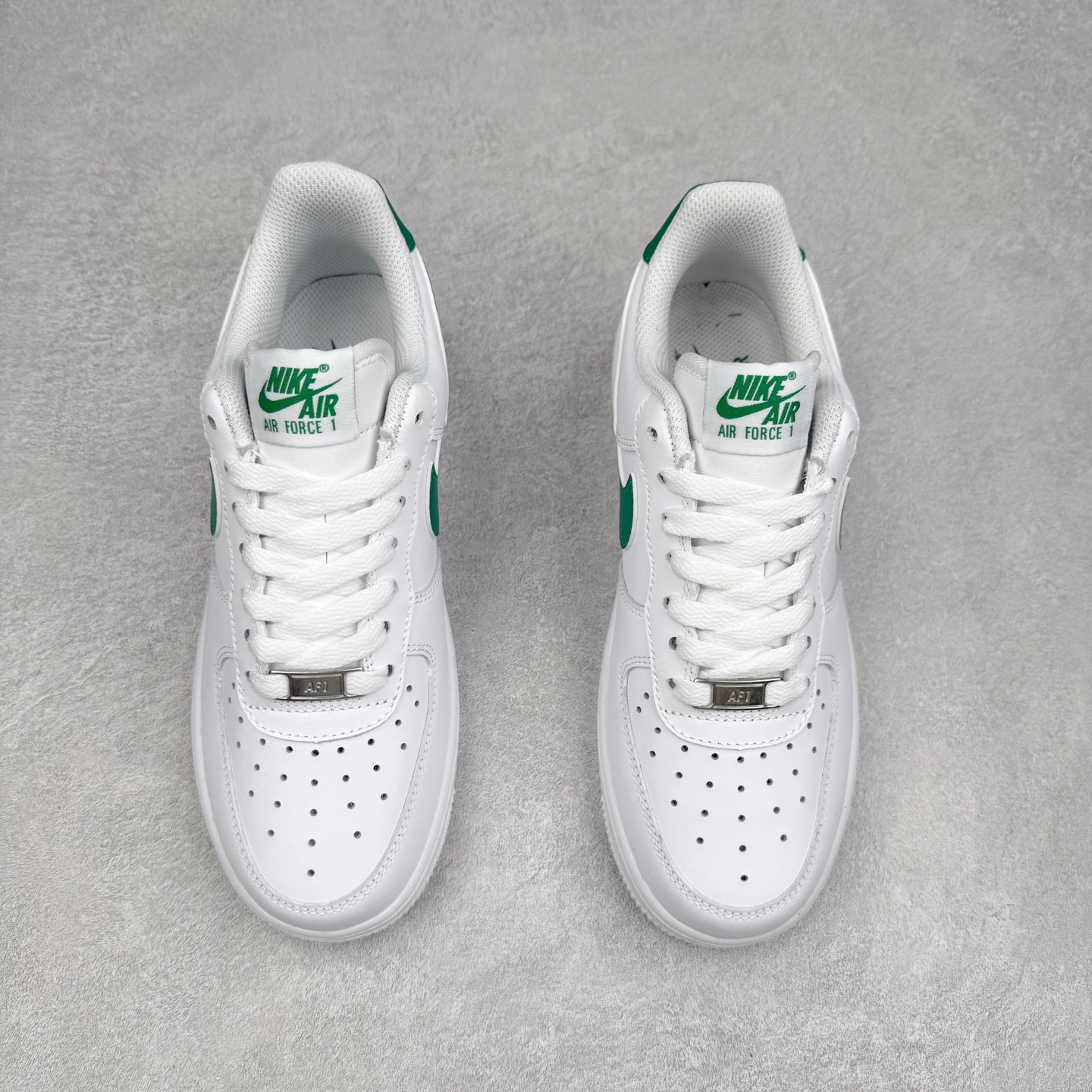 图片[2]-NK Air Force 1´07 Low 空军一号低帮百搭休闲运动板鞋 FJ1988-083 柔软、弹性十足的缓震性能和出色的中底设计 横跨复古与现代的外型结合 造就出风靡全球 三十多年的Force 1 直到今天还深受青睐 实拍调校N版已经零色差零失真 百分百还原实物色彩所见即所得 不存在货不对板色差等低级问题 选购参考实物拍摄 不混卖不参货 只用心做好货严格选品 承诺混一赔十 尺码：36 36.5 37.5 38 38.5 39 40 40.5 41 42 42.5 43 44 44.5 45-选品中心