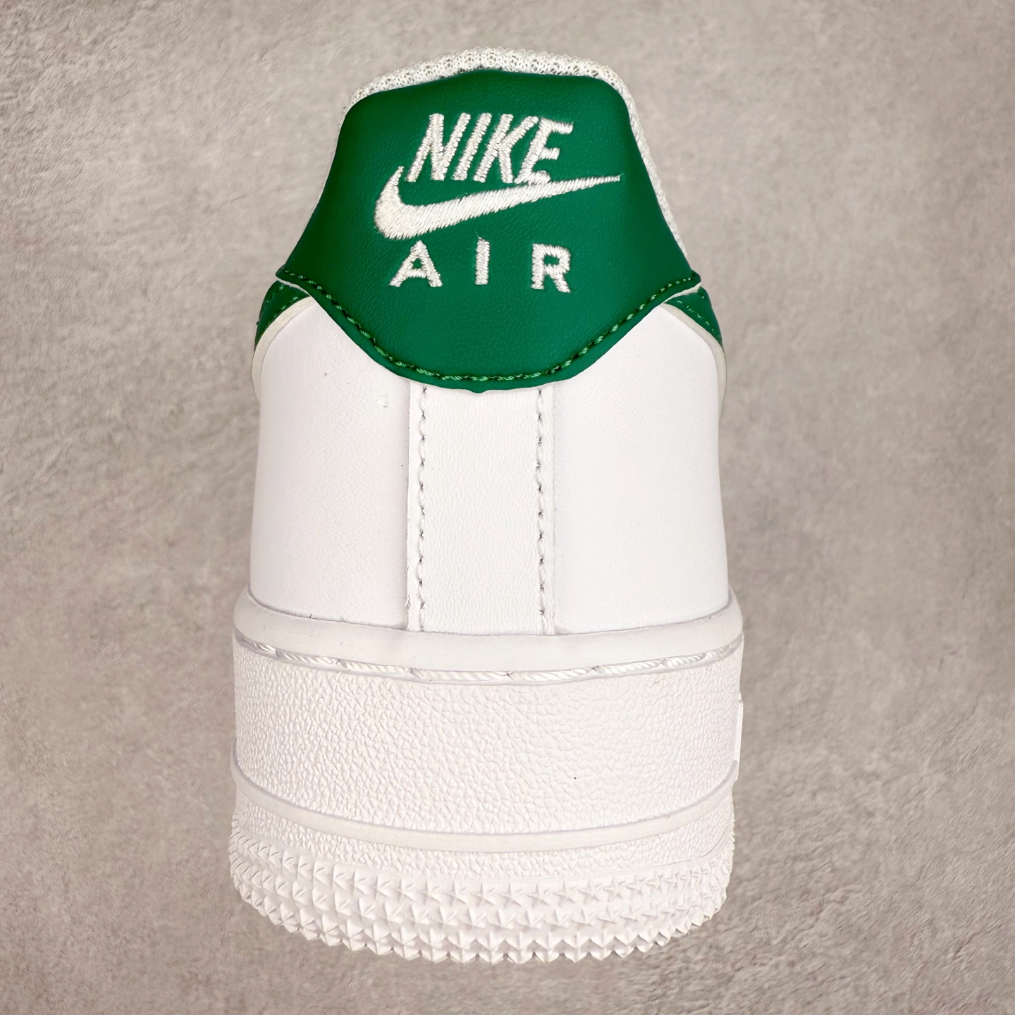 图片[8]-NK Air Force 1´07 Low 空军一号低帮百搭休闲运动板鞋 FJ1988-083 柔软、弹性十足的缓震性能和出色的中底设计 横跨复古与现代的外型结合 造就出风靡全球 三十多年的Force 1 直到今天还深受青睐 实拍调校N版已经零色差零失真 百分百还原实物色彩所见即所得 不存在货不对板色差等低级问题 选购参考实物拍摄 不混卖不参货 只用心做好货严格选品 承诺混一赔十 尺码：36 36.5 37.5 38 38.5 39 40 40.5 41 42 42.5 43 44 44.5 45-选品中心