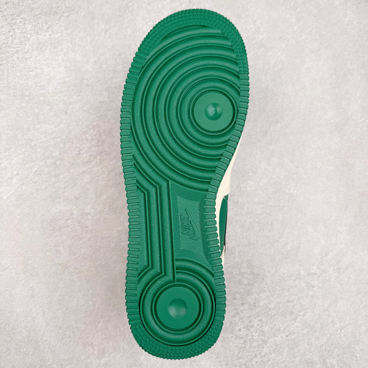 图片[9]-NK Air Force 1´07 Low 空军一号低帮百搭休闲运动板鞋 KK1988-083 柔软、弹性十足的缓震性能和出色的中底设计 横跨复古与现代的外型结合 造就出风靡全球 三十多年的Force 1 直到今天还深受青睐 实拍调校N版已经零色差零失真 百分百还原实物色彩所见即所得 不存在货不对板色差等低级问题 选购参考实物拍摄 不混卖不参货 只用心做好货严格选品 承诺混一赔十 尺码：36 36.5 37.5 38 38.5 39 40 40.5 41 42 42.5 43 44 44.5 45-选品中心