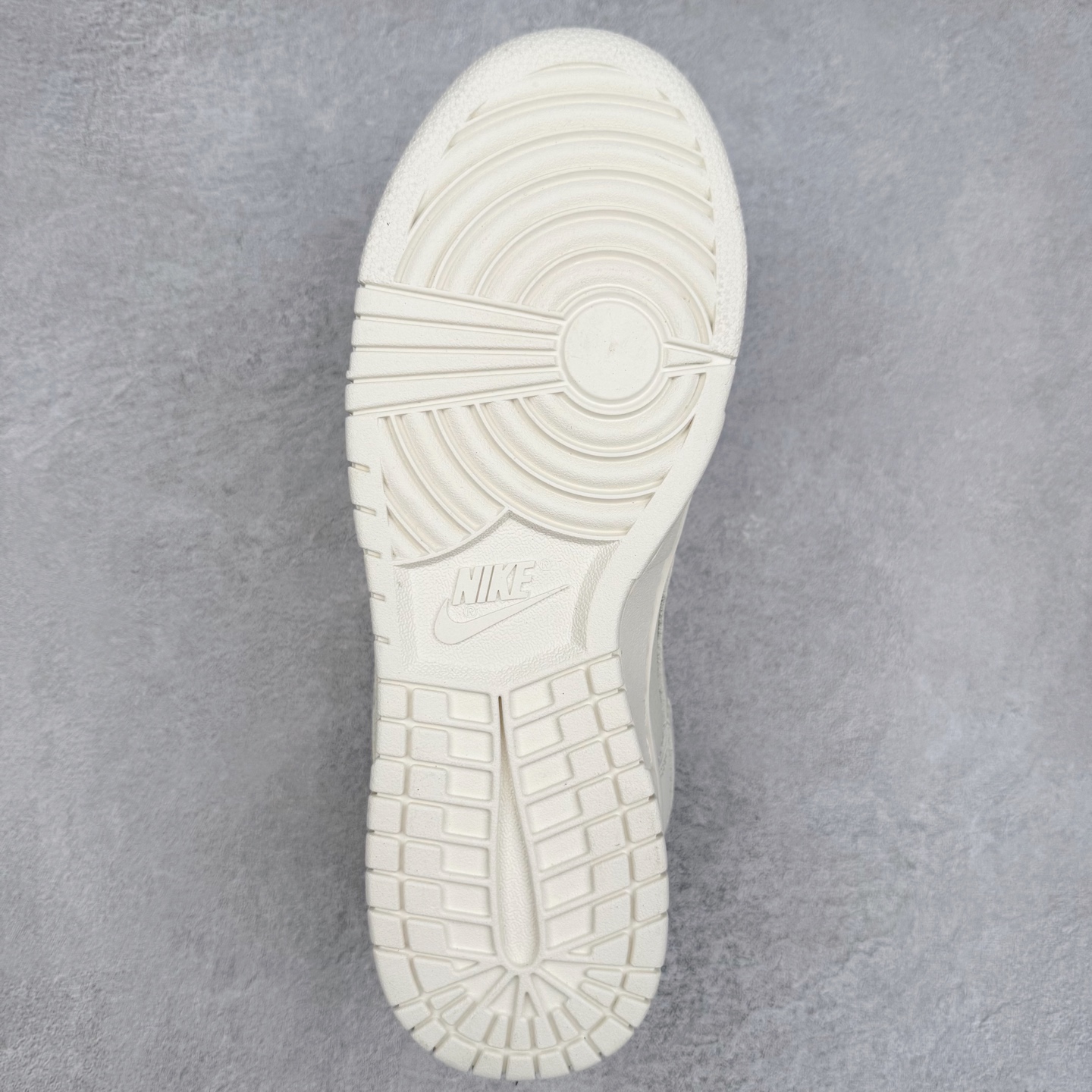 图片[9]-NK Dunk Low 定制配色 CS1688-113 大厂出品 极力推荐 原装头层材料 独家版型蒸餾加工帶來的是更好的视觉和脚感体验大厂纯原品质出货 清洁度 电绣工艺 皮料切割干净无任何毛边 细节完美 实拍调校N版已经零色差零失真 百分百还原实物色彩所见即所得 不存在货不对板色差等低级问题 选购参考实物拍摄 不混卖不参货 只用心做好货严格选品 承诺混一赔十 尺码：36 36.5 37.5 38 38.5 39 40 40.5 41 42 42.5 43 44 44.5 45-选品中心