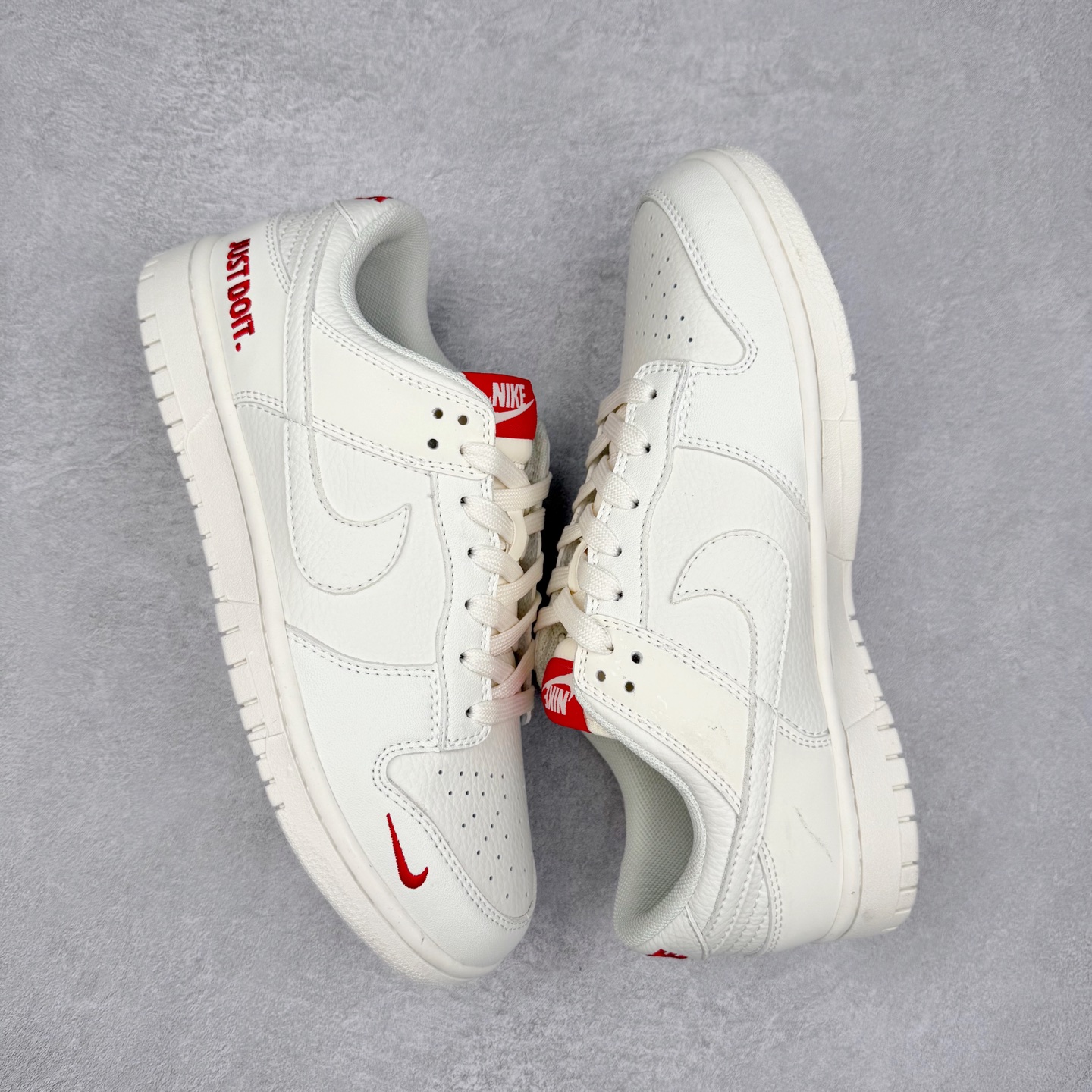 图片[3]-NK Dunk Low 定制配色 CS1688-113 大厂出品 极力推荐 原装头层材料 独家版型蒸餾加工帶來的是更好的视觉和脚感体验大厂纯原品质出货 清洁度 电绣工艺 皮料切割干净无任何毛边 细节完美 实拍调校N版已经零色差零失真 百分百还原实物色彩所见即所得 不存在货不对板色差等低级问题 选购参考实物拍摄 不混卖不参货 只用心做好货严格选品 承诺混一赔十 尺码：36 36.5 37.5 38 38.5 39 40 40.5 41 42 42.5 43 44 44.5 45-选品中心