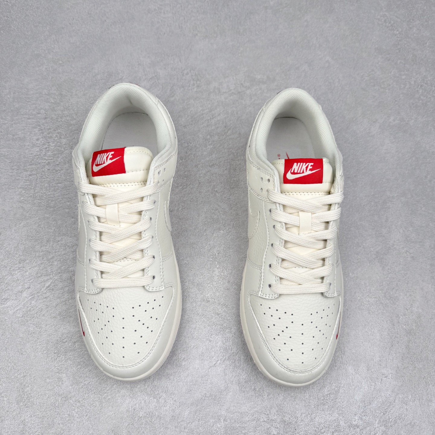 图片[2]-NK Dunk Low 定制配色 CS1688-113 大厂出品 极力推荐 原装头层材料 独家版型蒸餾加工帶來的是更好的视觉和脚感体验大厂纯原品质出货 清洁度 电绣工艺 皮料切割干净无任何毛边 细节完美 实拍调校N版已经零色差零失真 百分百还原实物色彩所见即所得 不存在货不对板色差等低级问题 选购参考实物拍摄 不混卖不参货 只用心做好货严格选品 承诺混一赔十 尺码：36 36.5 37.5 38 38.5 39 40 40.5 41 42 42.5 43 44 44.5 45-选品中心